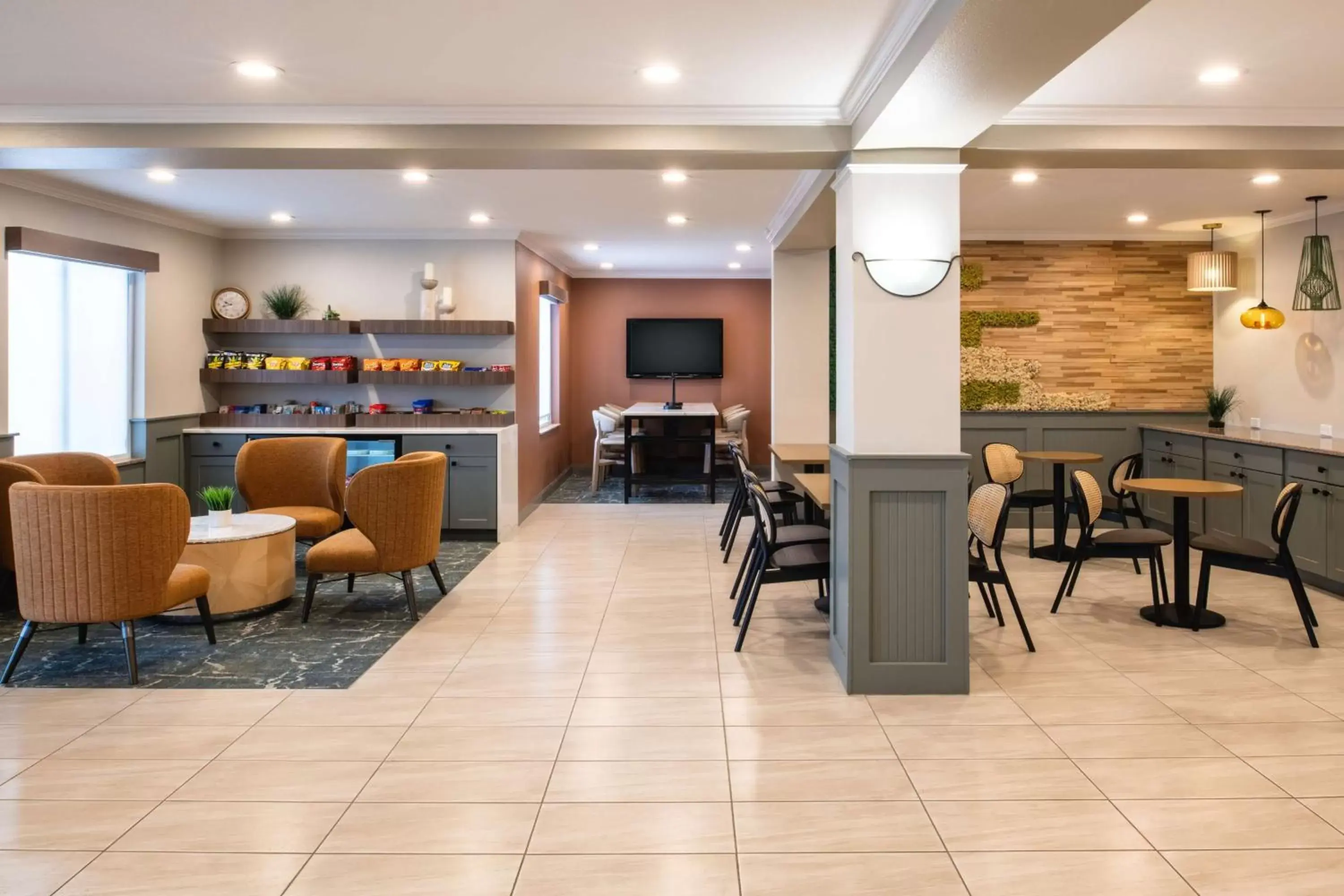 Lobby or reception, Lounge/Bar in SureStay Plus Hotel by Best Western Kennewick Tri-Cities