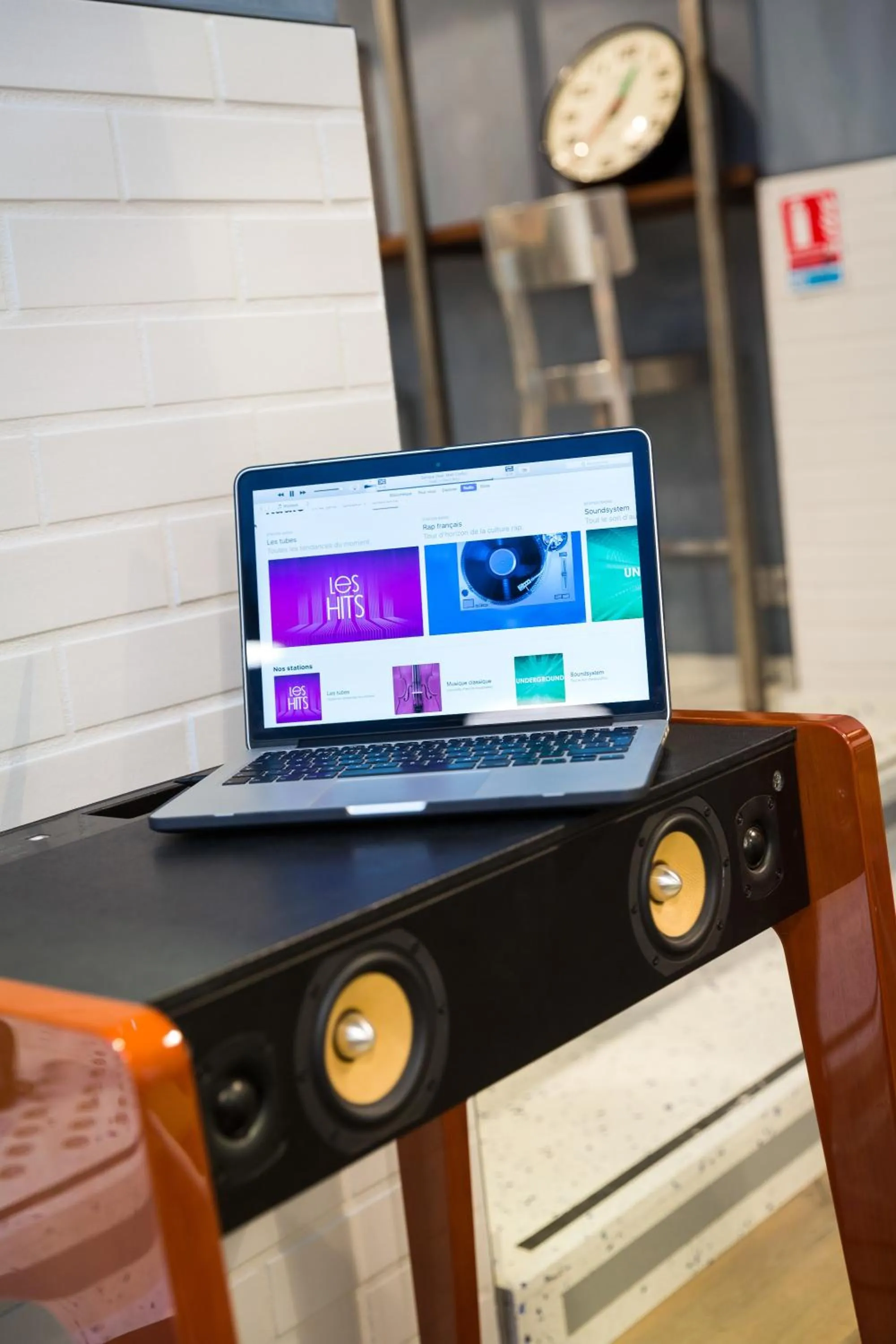 Nightclub / DJ, TV/Entertainment Center in Hôtel Ozz by Happyculture