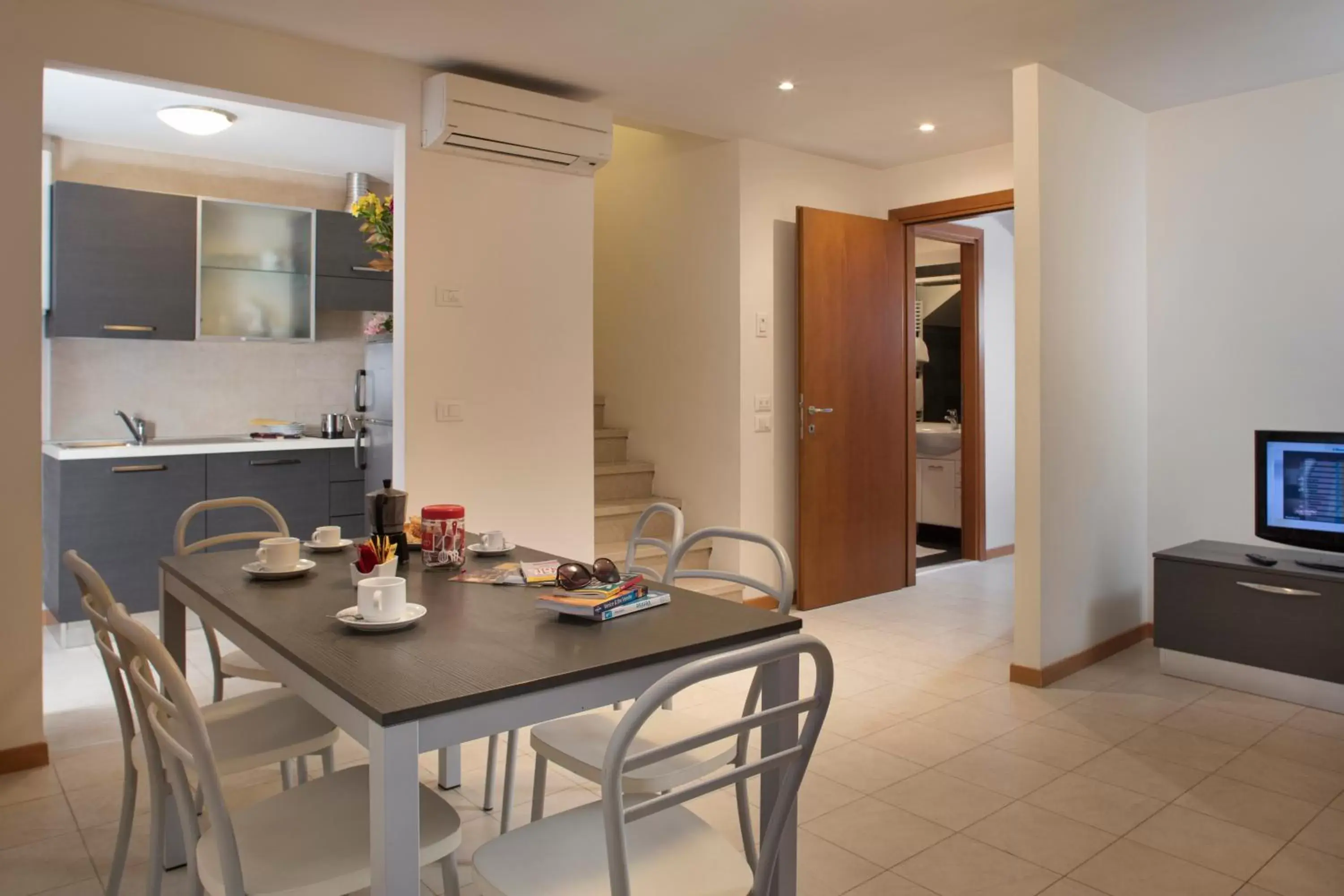 Kitchen or kitchenette, Dining Area in Hotel Commercio & Pellegrino