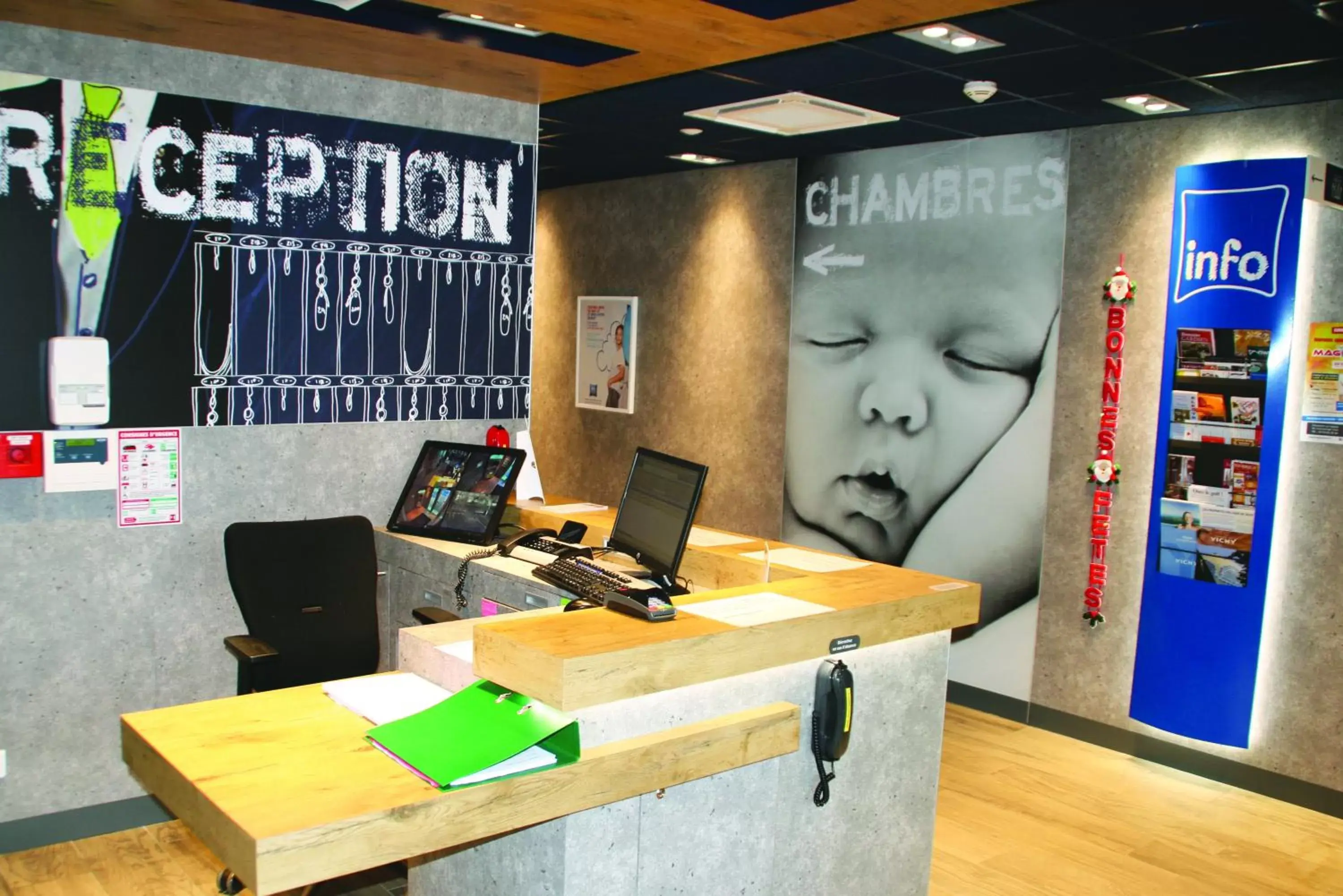 Lobby or reception in ibis budget Saint Pourcain