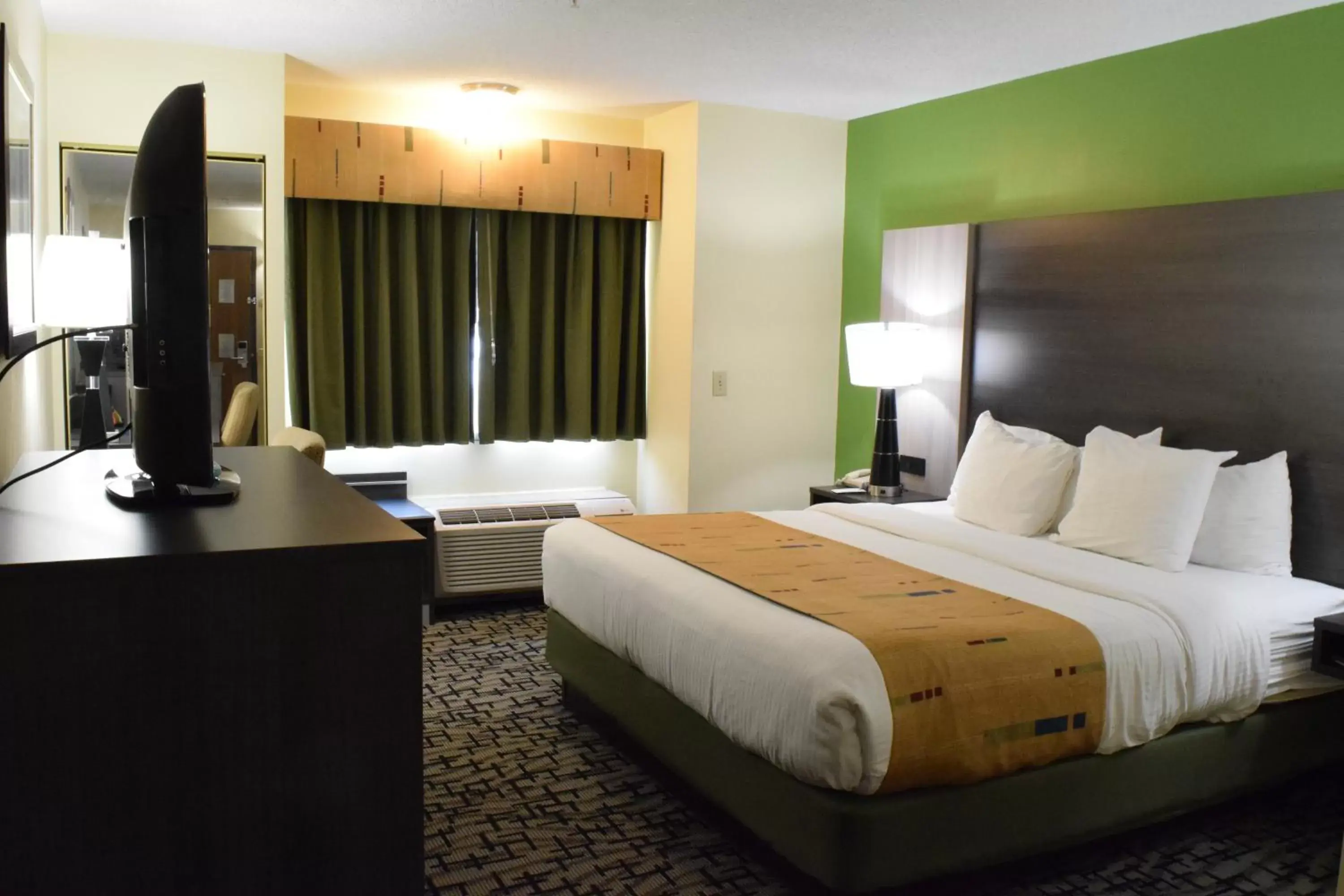 Bedroom, Bed in Best Western Crown Inn & Suites - Batavia