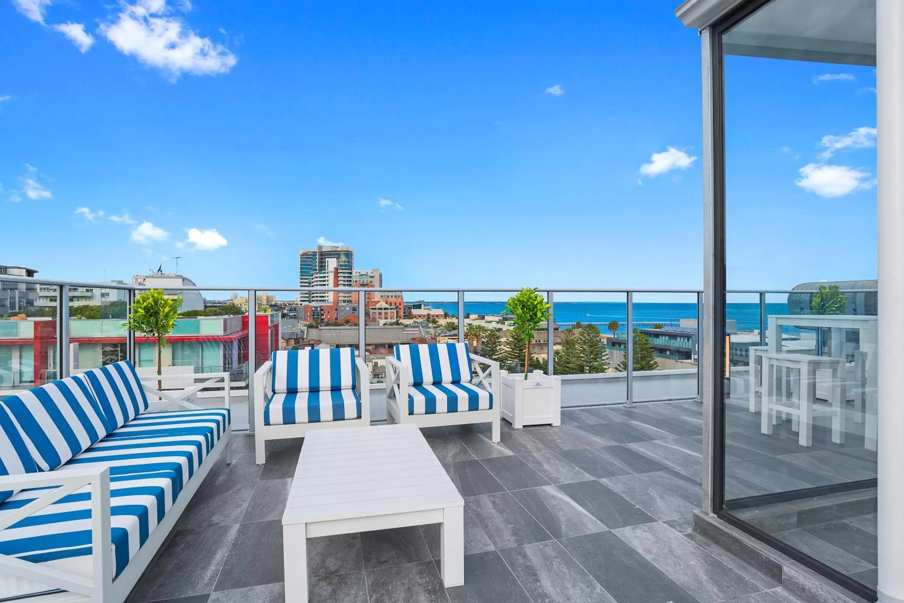 Sea view, Pool View in The Hamptons Apartments - Port Melbourne