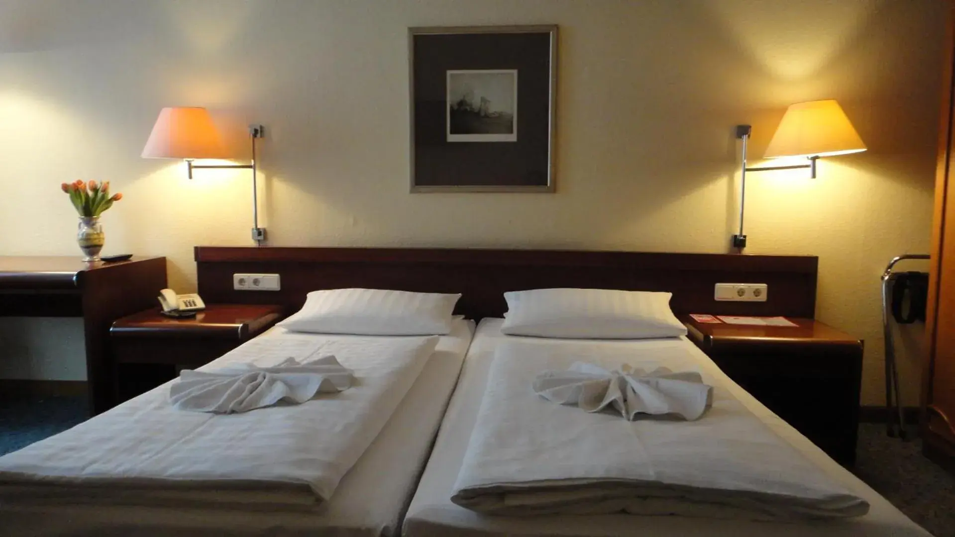 Photo of the whole room, Bed in Hotel Pension Xantener Eck
