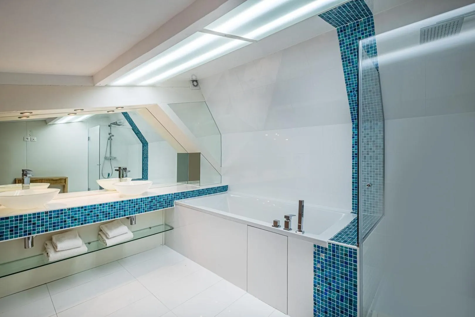 Bathroom in Makom Pereire