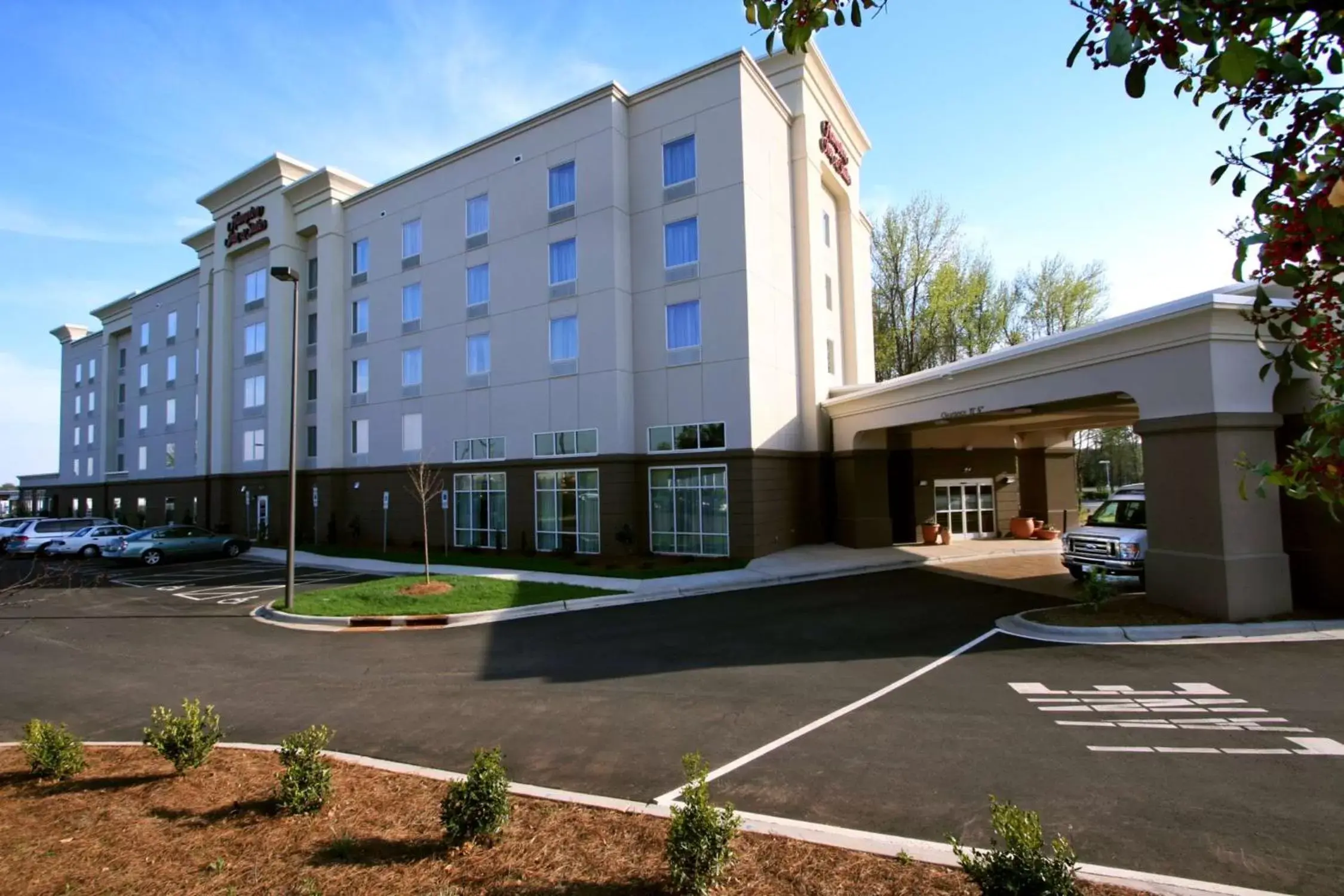 Property Building in Hampton Inn & Suites Charlotte-Airport