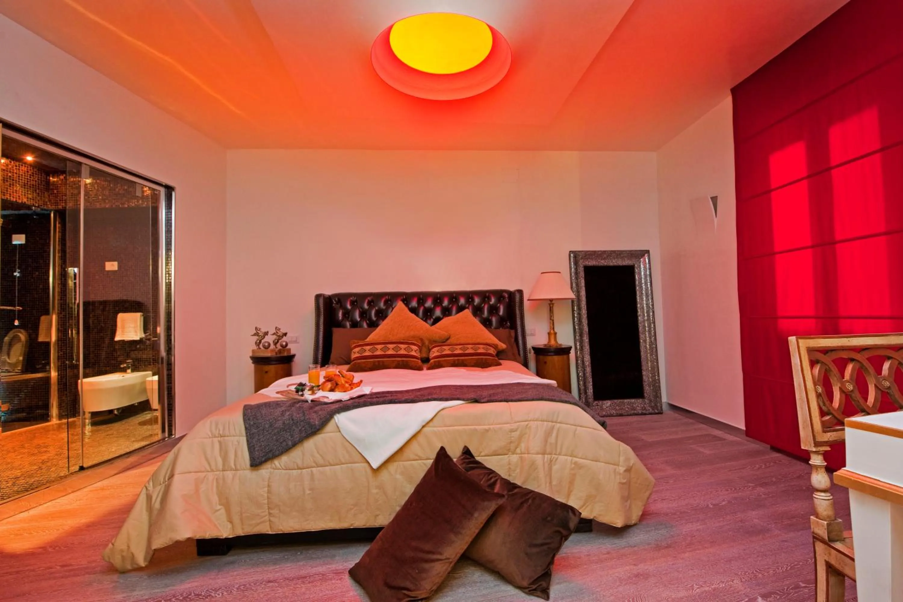 Photo of the whole room, Bed in Pantheon Relais