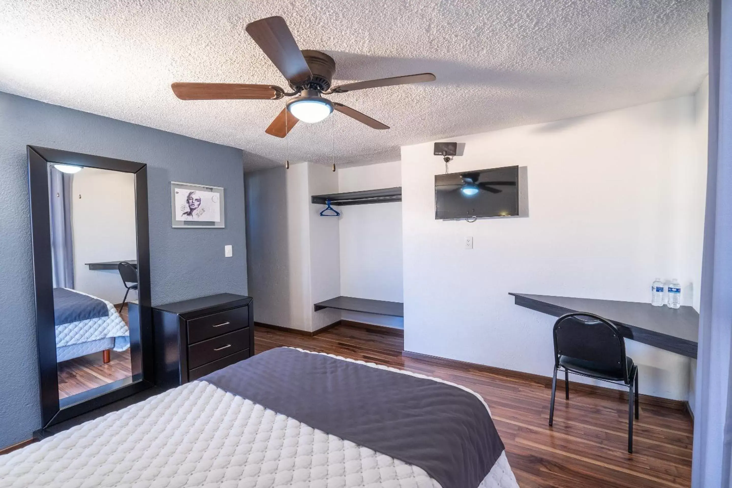 Photo of the whole room, TV/Entertainment Center in Hotel delf-inn