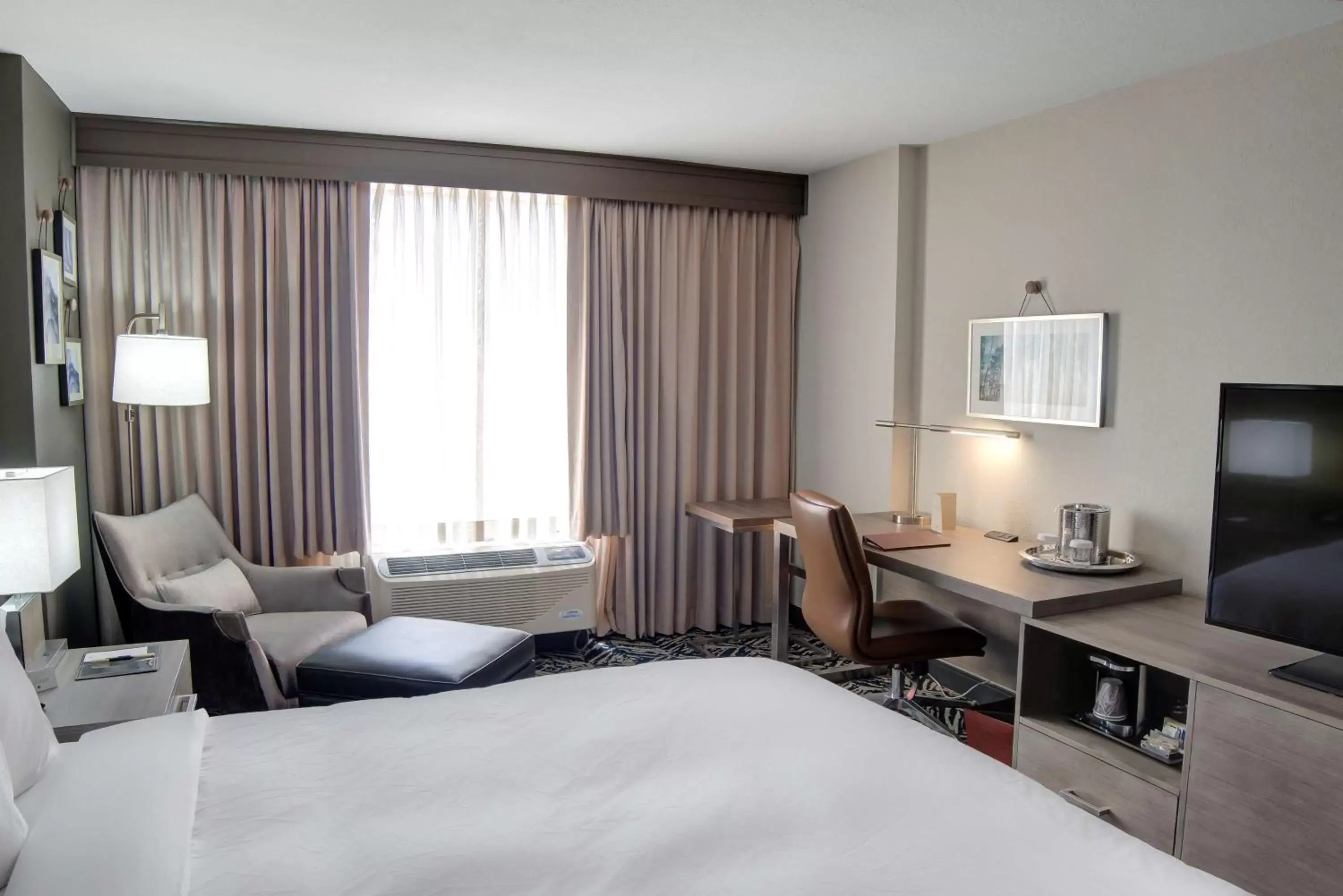 Bed, TV/Entertainment Center in Doubletree by Hilton Harrisonburg