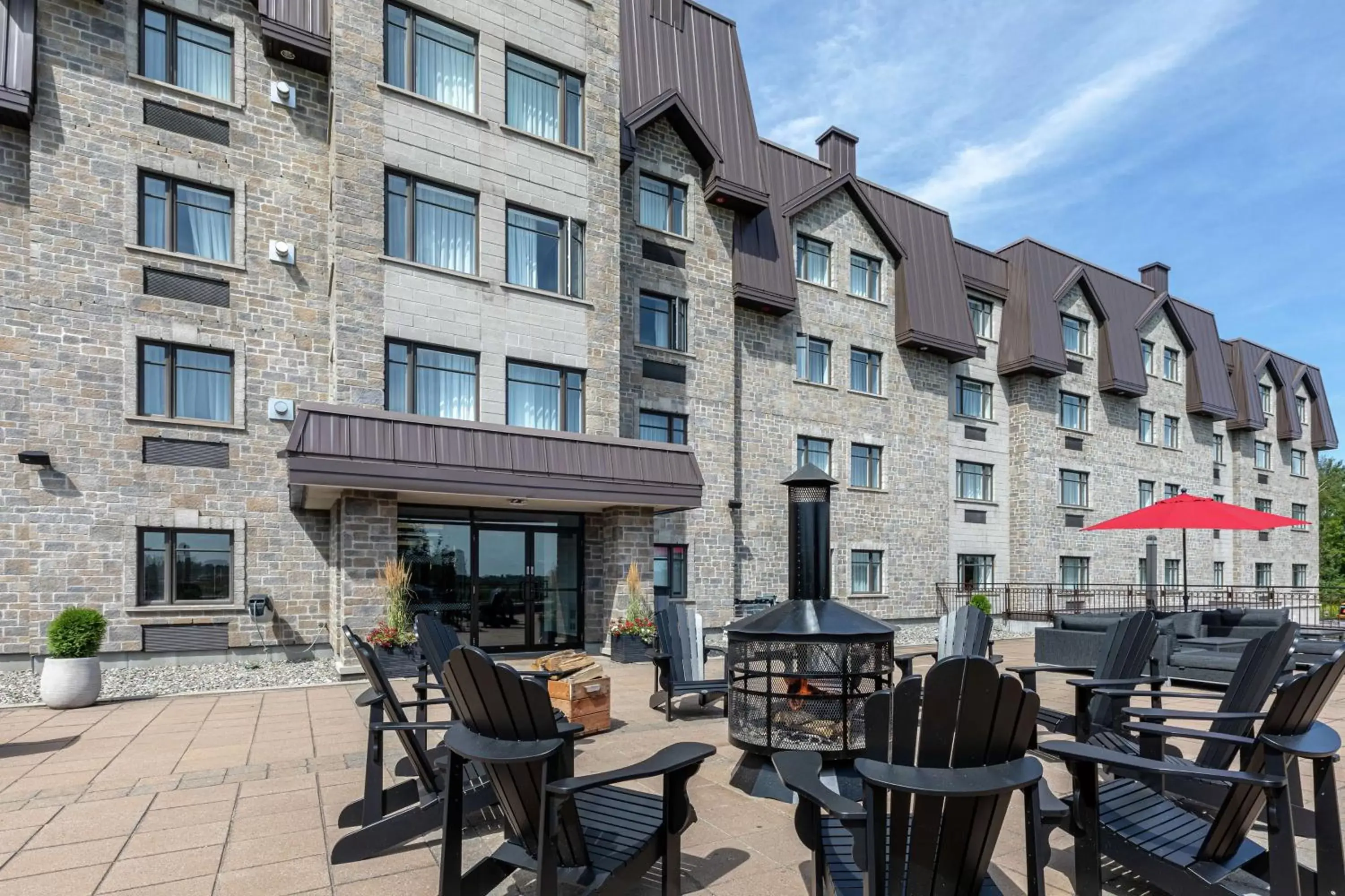 Property building in DoubleTree by Hilton Quebec Resort