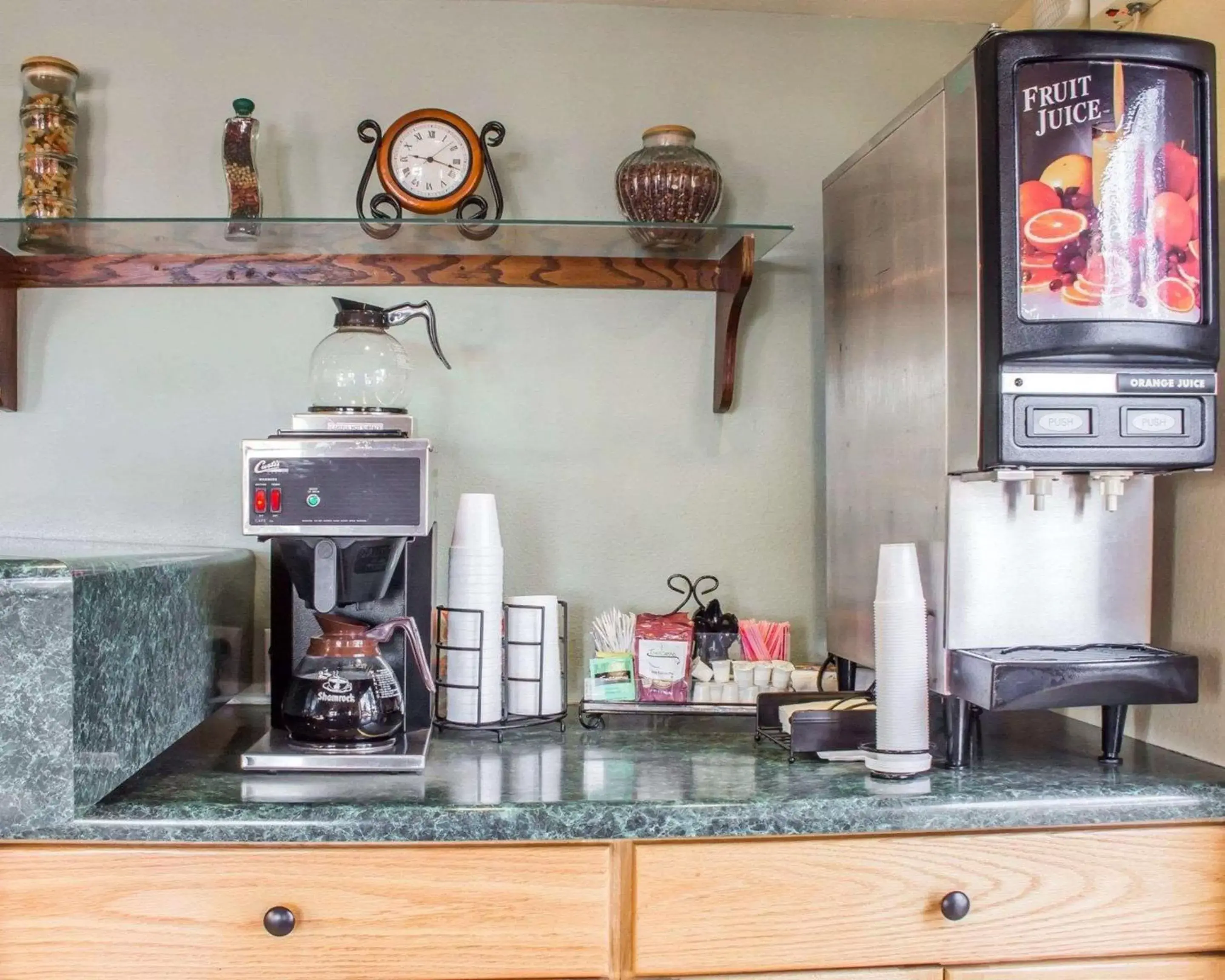 Restaurant/places to eat, Kitchen/Kitchenette in Rodeway Inn Silver Creek Inn