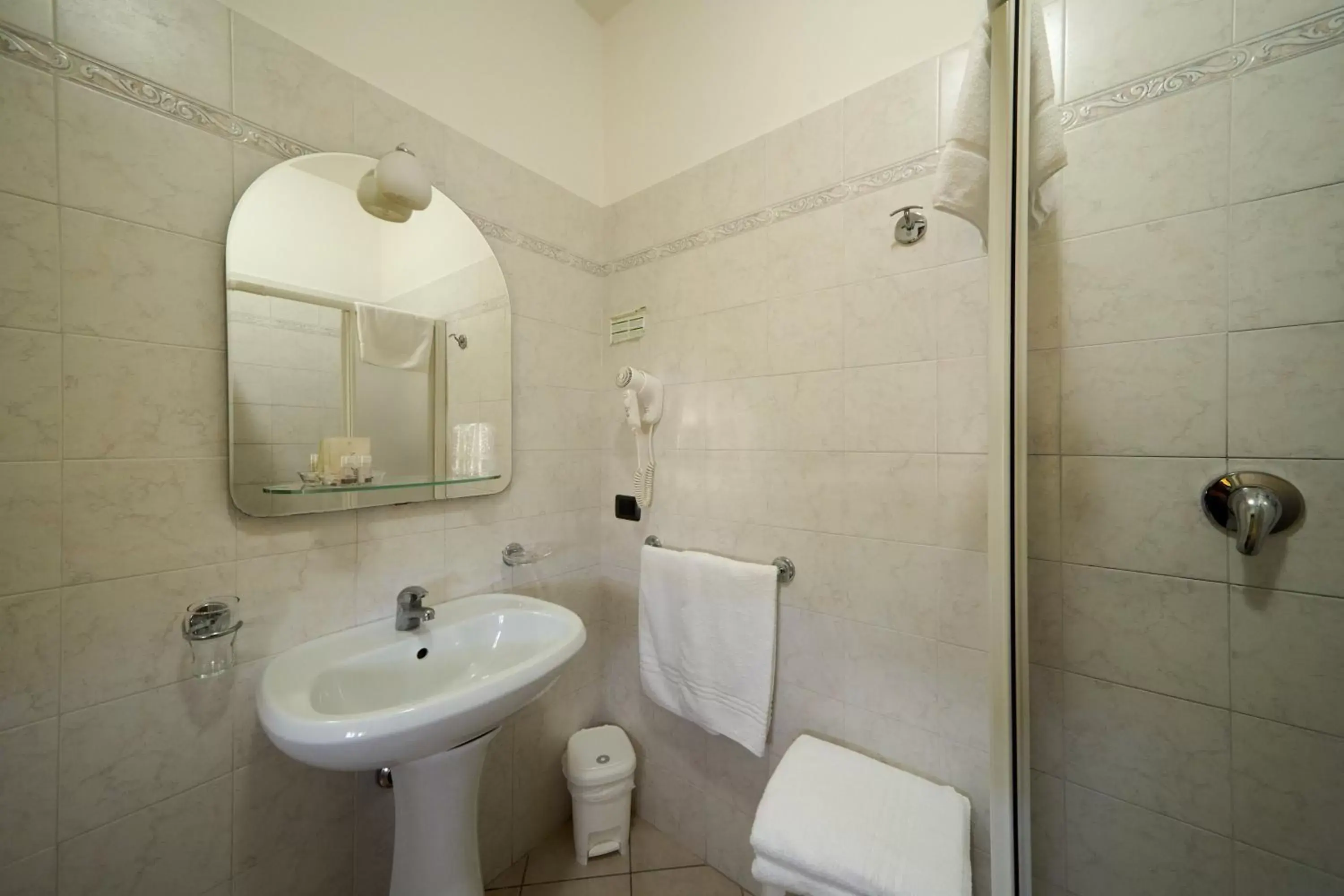 Bathroom in Albergo Shine