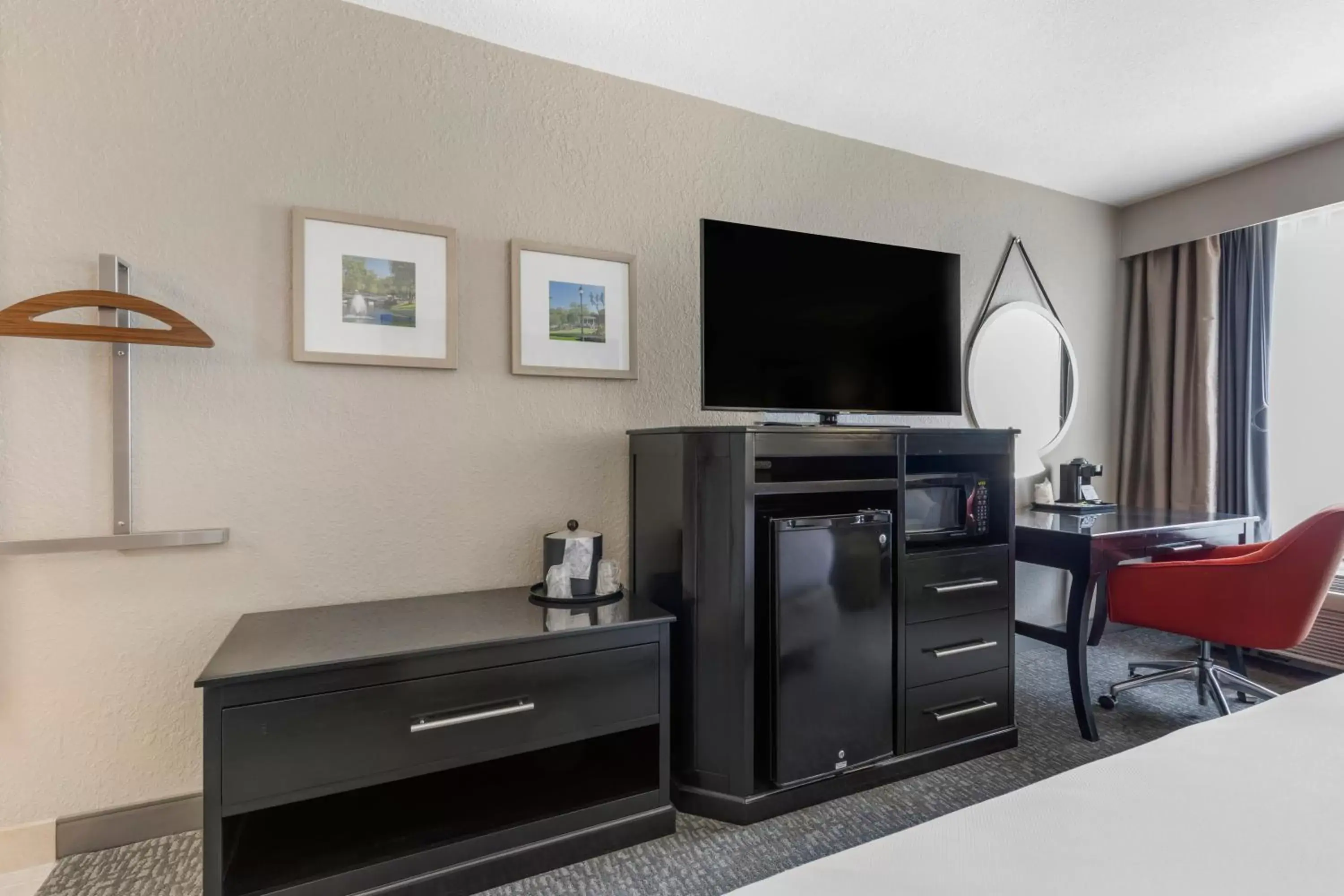 Bedroom, TV/Entertainment Center in Comfort Inn Plano-Dallas