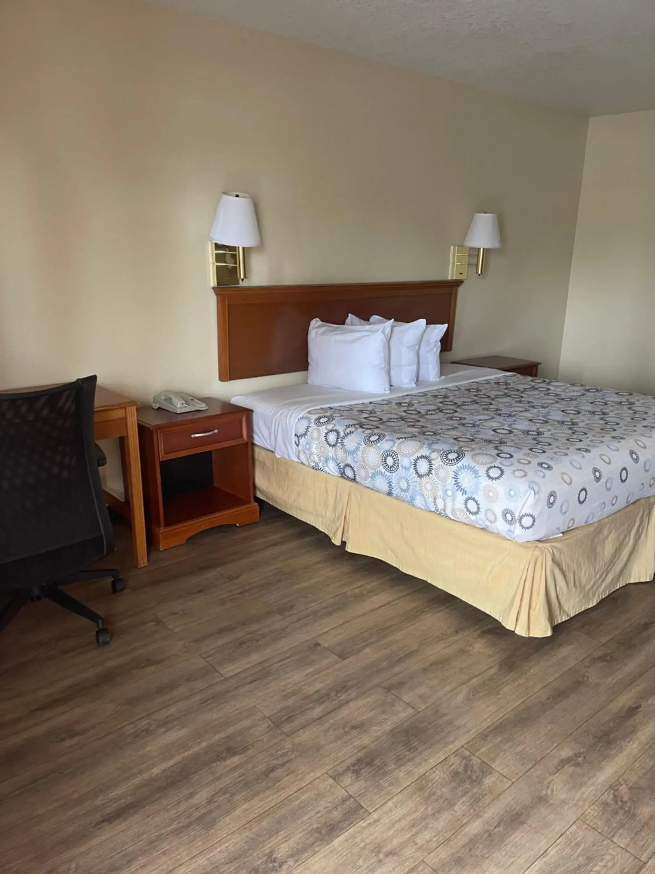 Bedroom, Bed in Hole Inn the Wall Hotel - Sunset Plaza - Fort Walton Beach