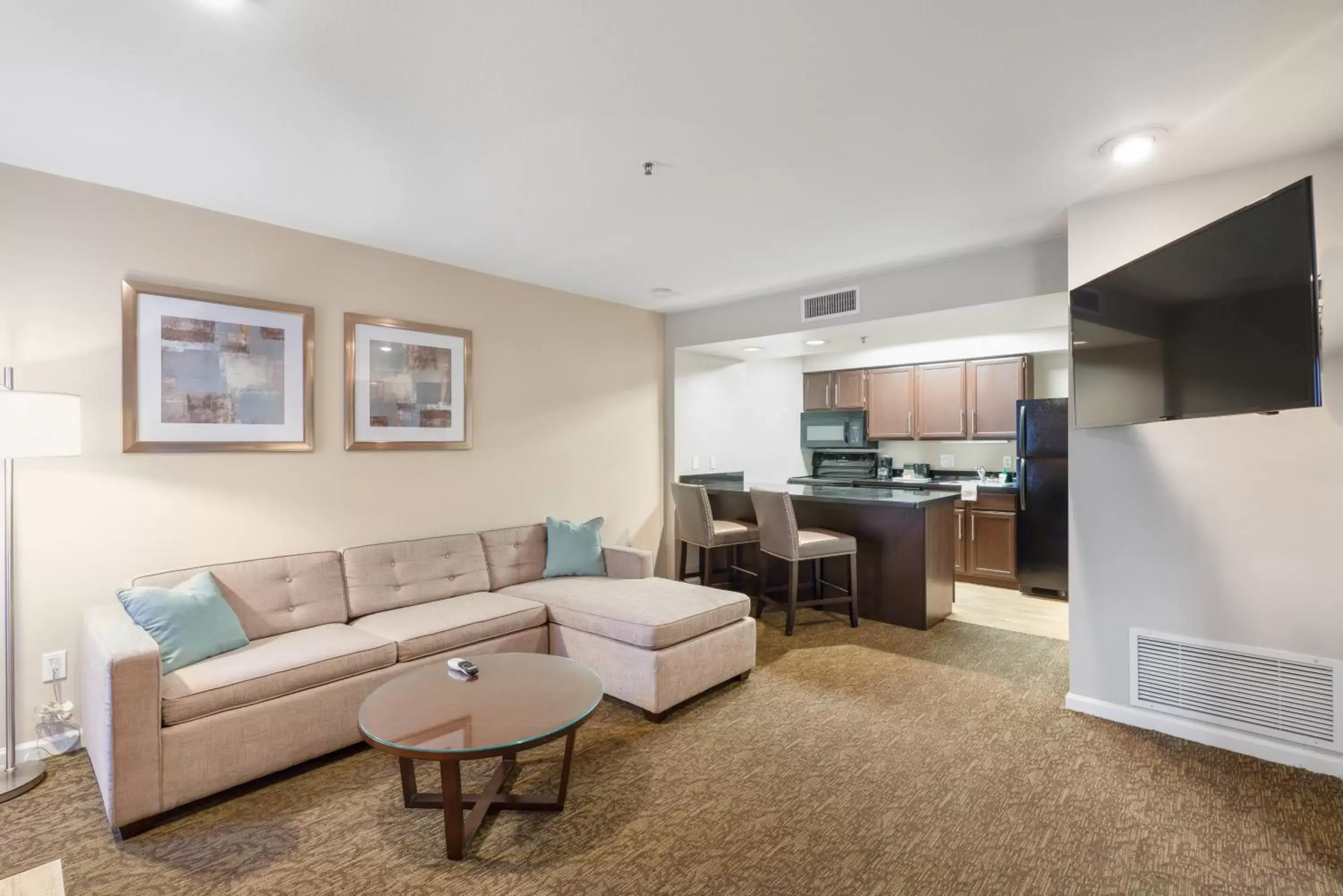 Seating Area in Chase Suites Brea-Fullerton - North Orange County
