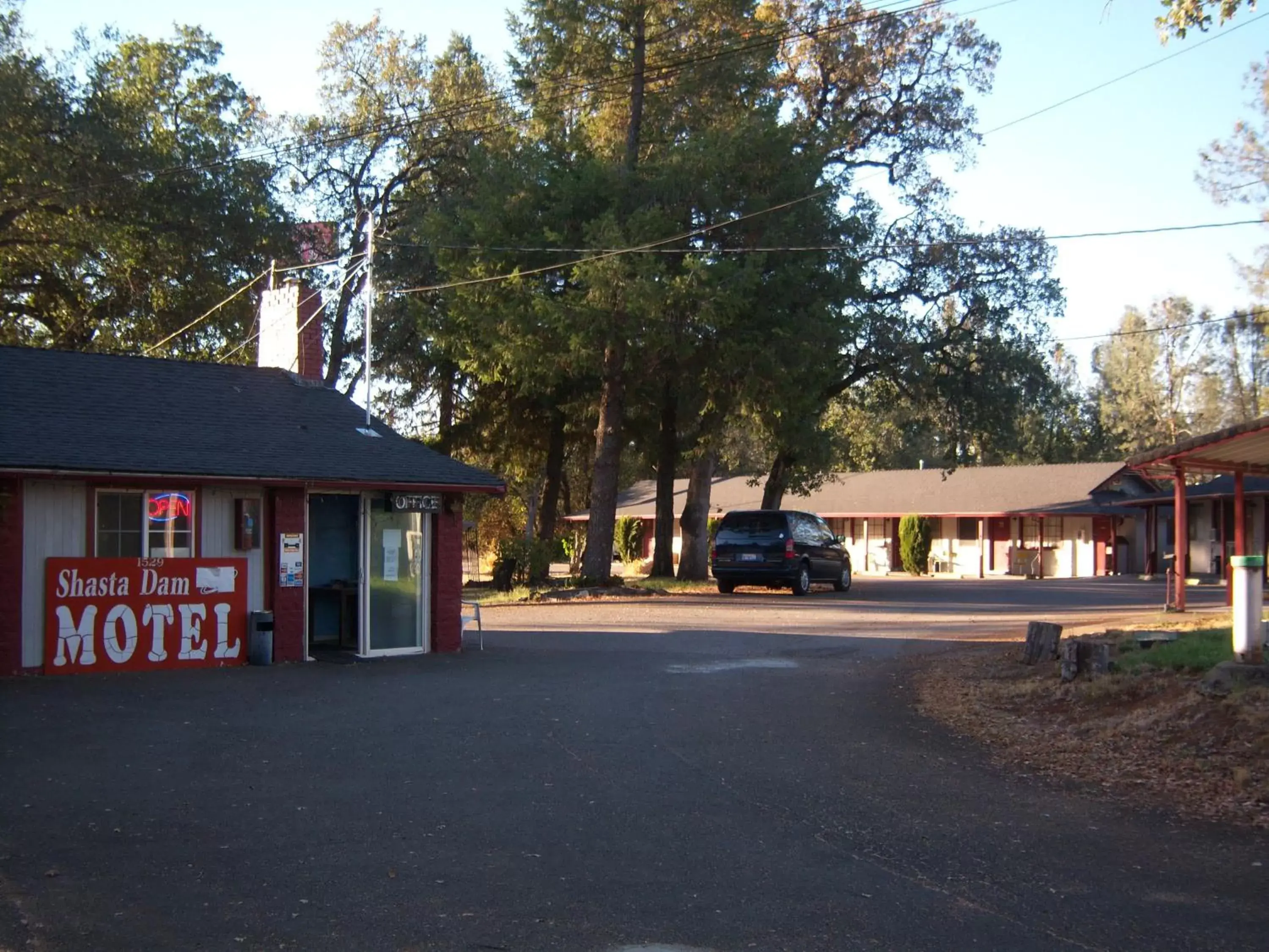 Facade/entrance, Property Building in Shasta Dam Motel