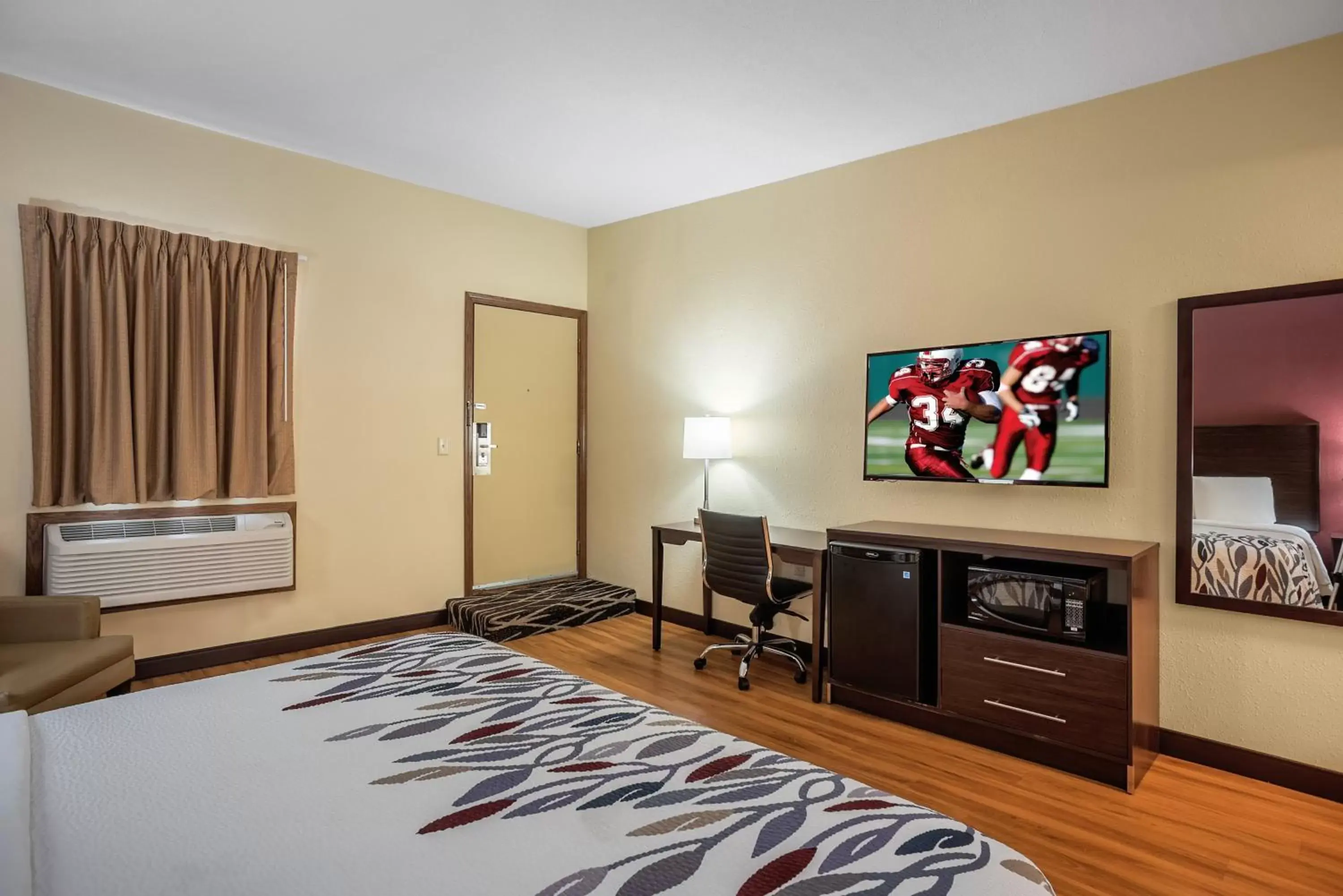 Photo of the whole room, TV/Entertainment Center in Red Roof Inn Des Moines