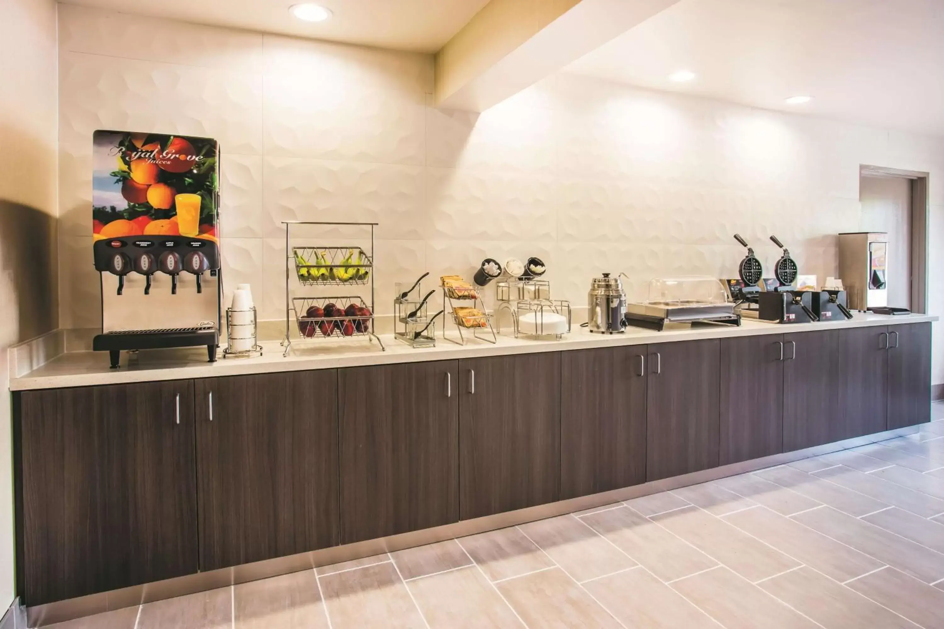 Restaurant/places to eat, Kitchen/Kitchenette in La Quinta by Wyndham Cincinnati NE - Mason