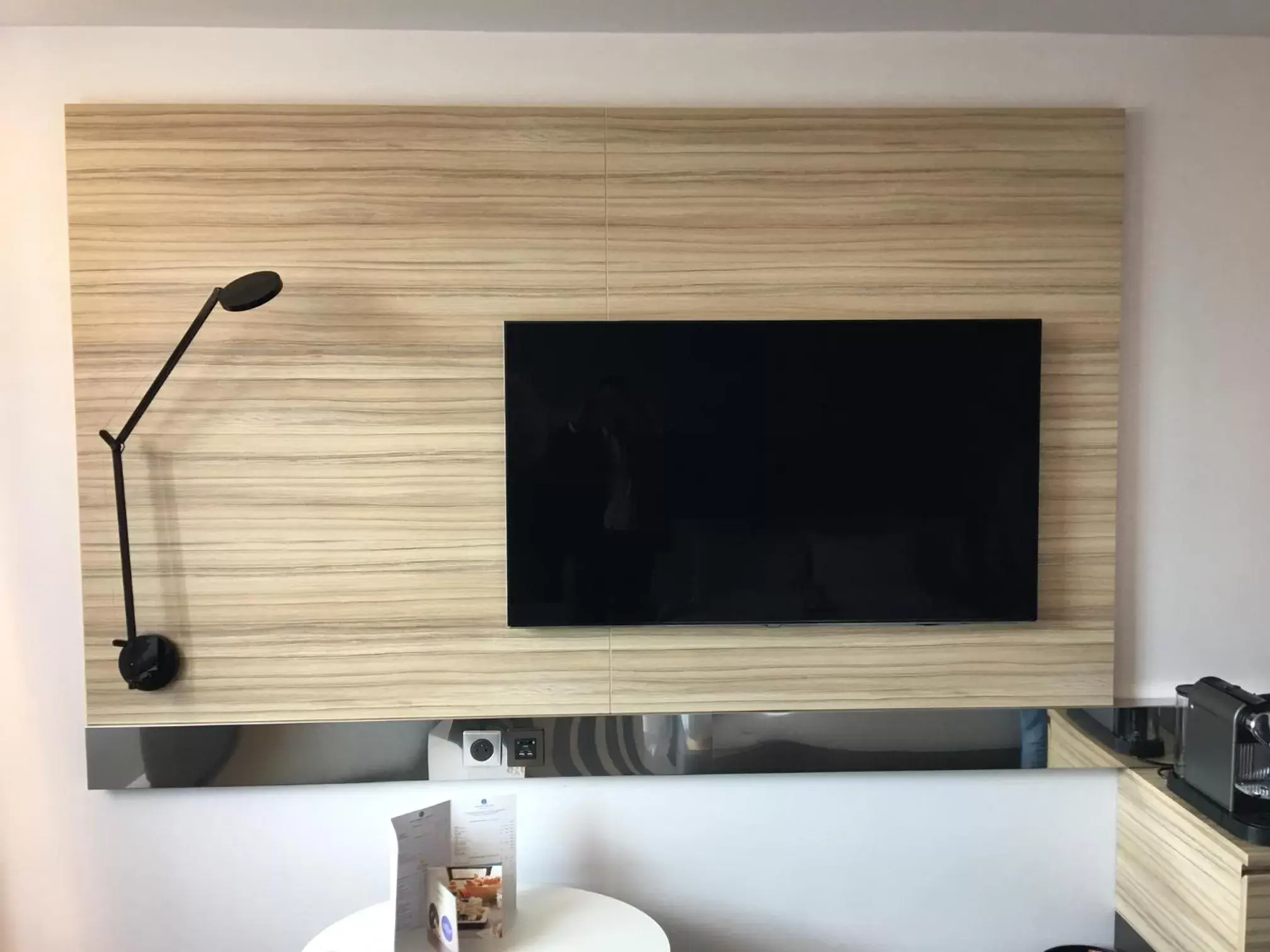 TV and multimedia, TV/Entertainment Center in Novotel Limoges Le Lac