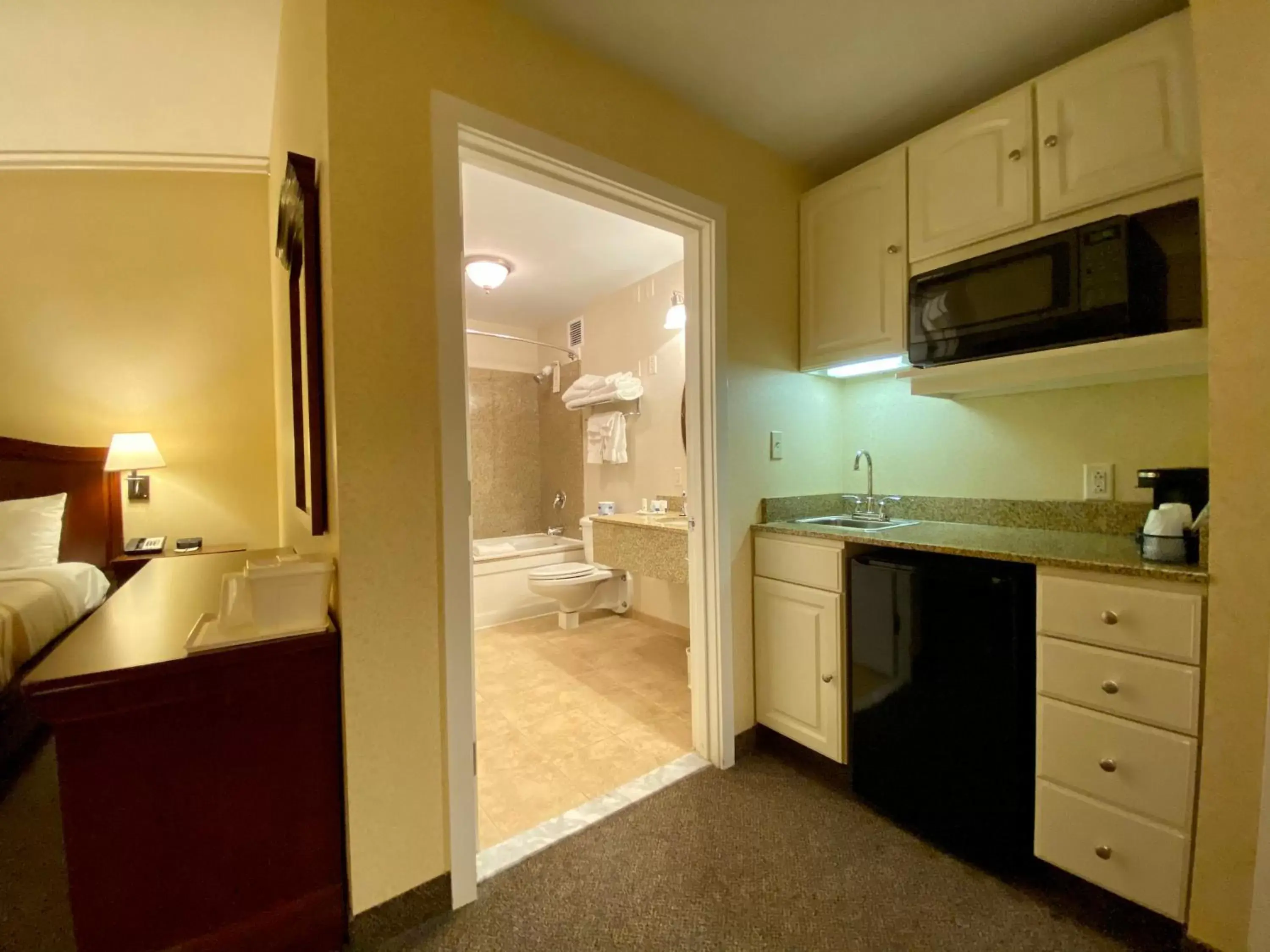 Bathroom, Kitchen/Kitchenette in Maine Evergreen Hotel, Ascend Hotel Collection