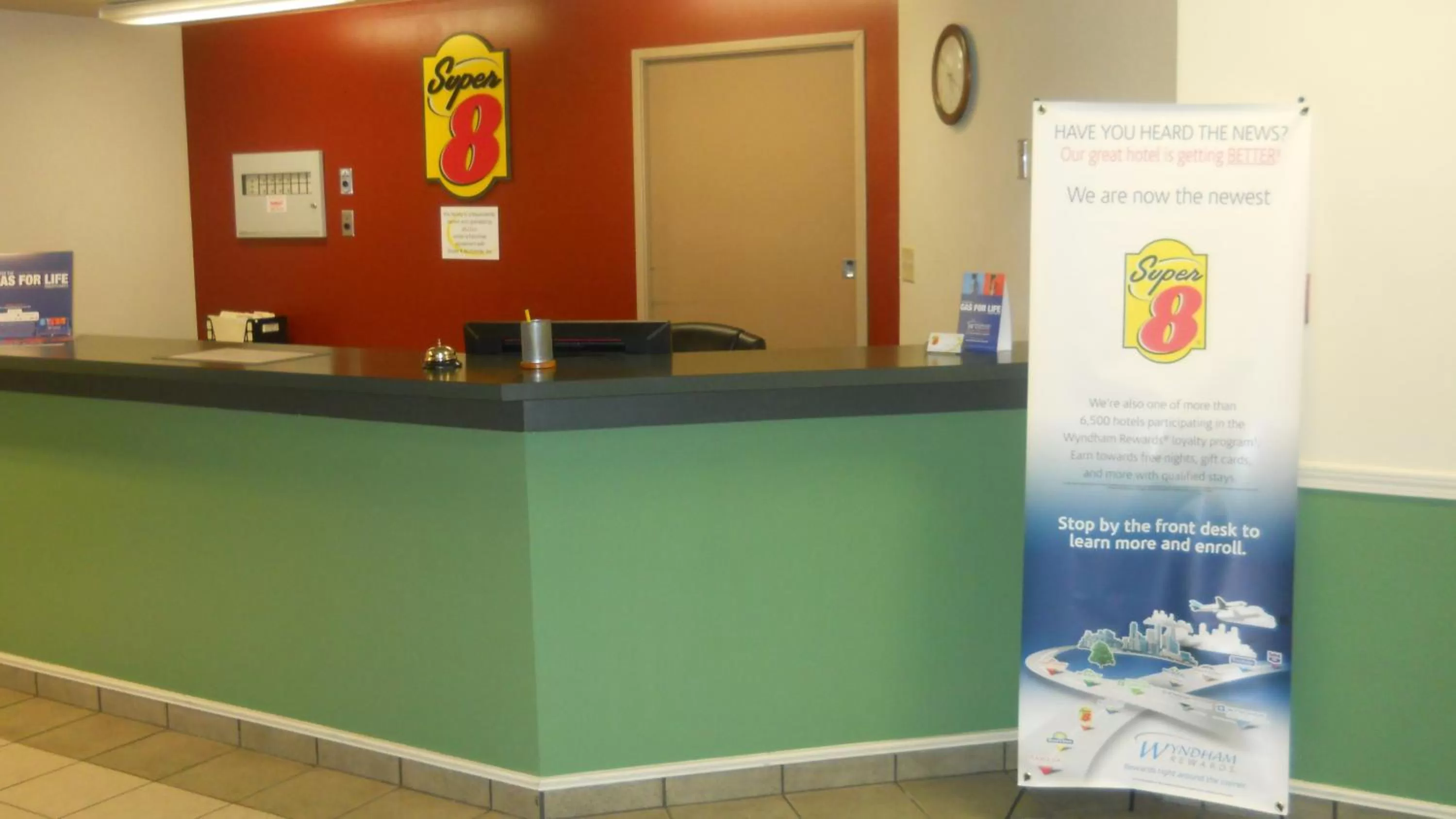 Lobby or reception in Super 8 by Wyndham Salmon