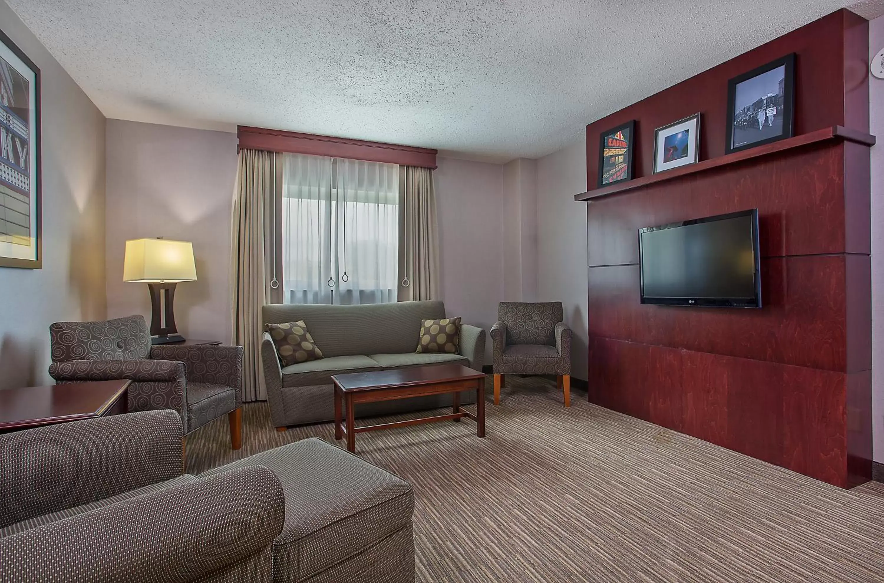 Bedroom, Seating Area in Holiday Inn University Plaza-Bowling Green, an IHG Hotel