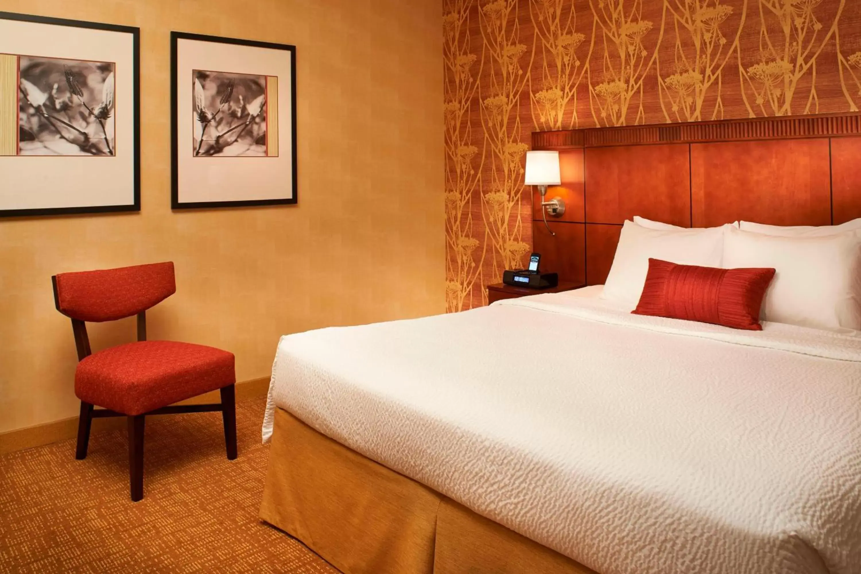 Bedroom, Bed in Courtyard by Marriott Chicago Naperville