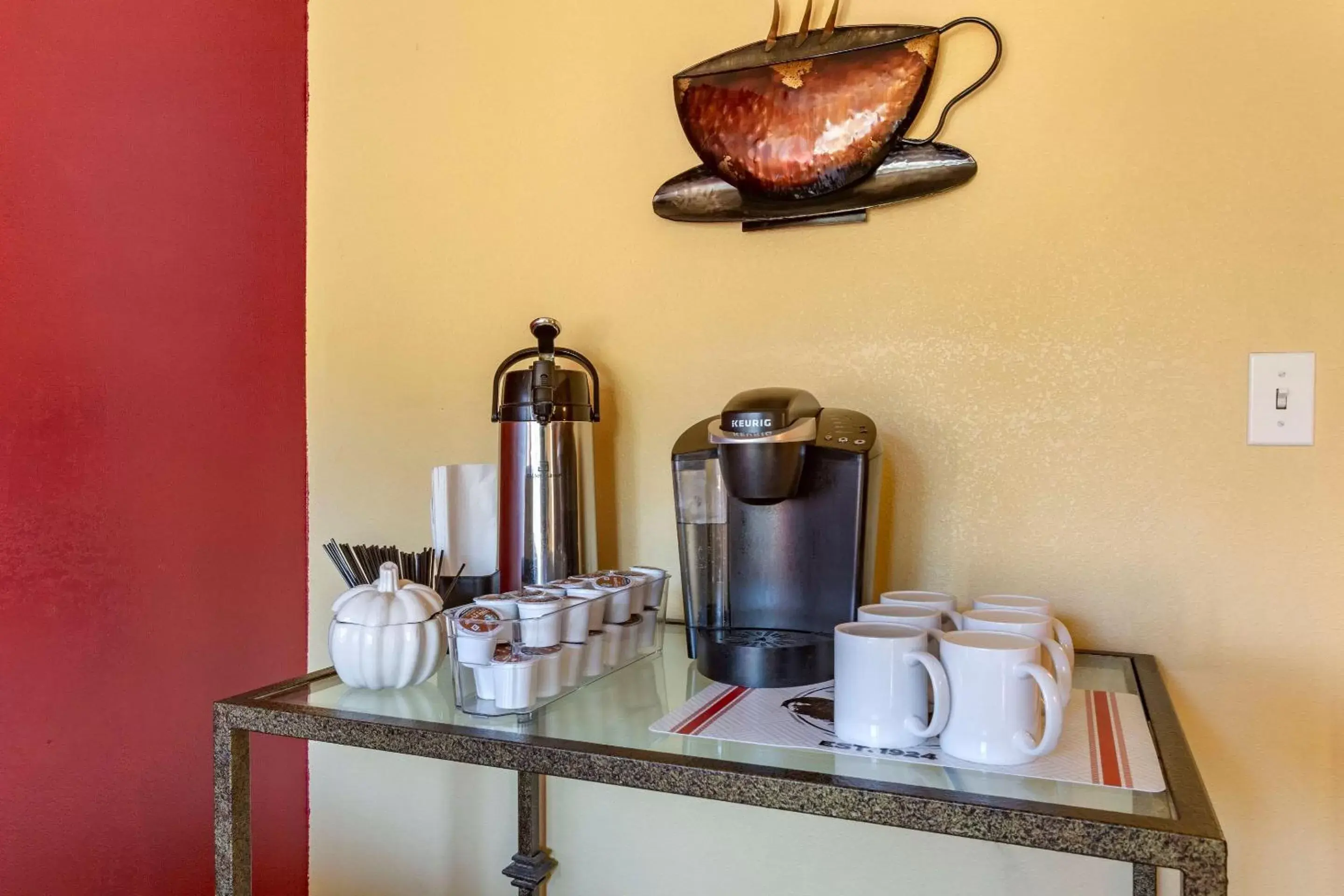 Lobby or reception, Coffee/Tea Facilities in Suburban Studios