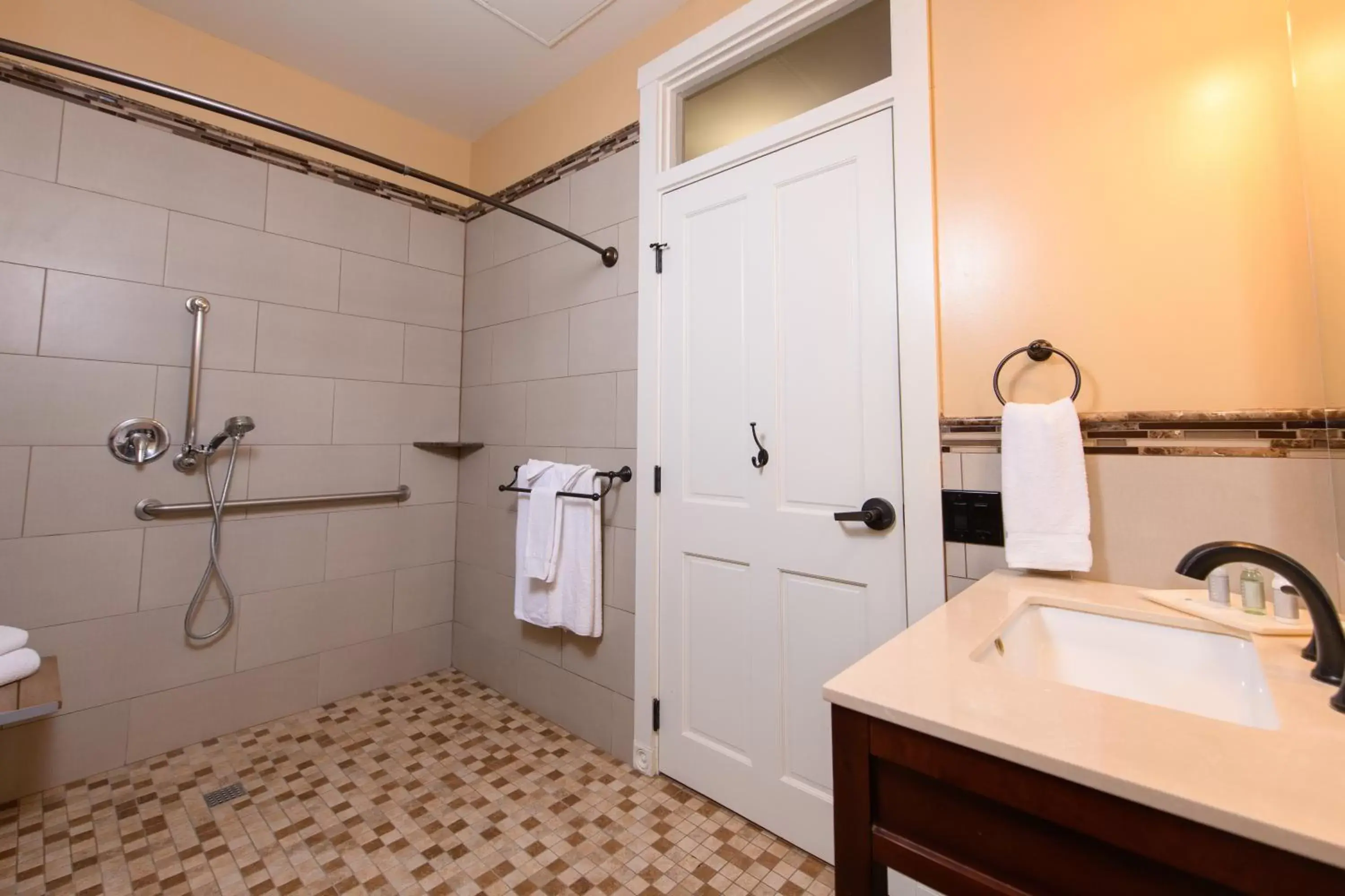 Shower, Bathroom in Horton Grand Hotel