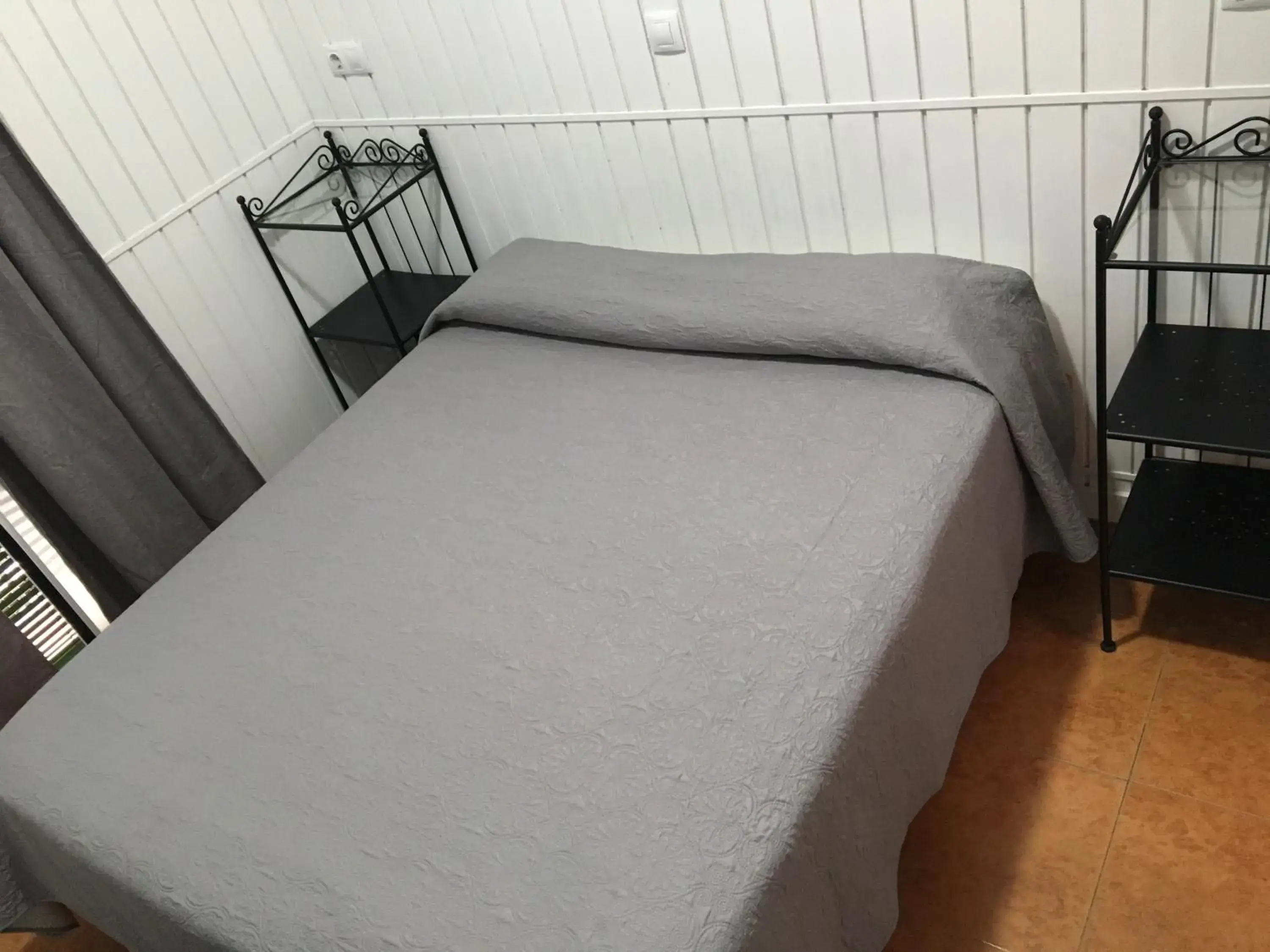 Bedroom, Bed in Hostal Alcobia