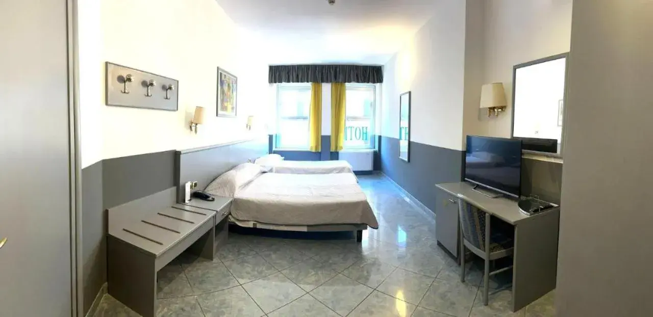 Communal lounge/ TV room, Bed in Keb Hotel