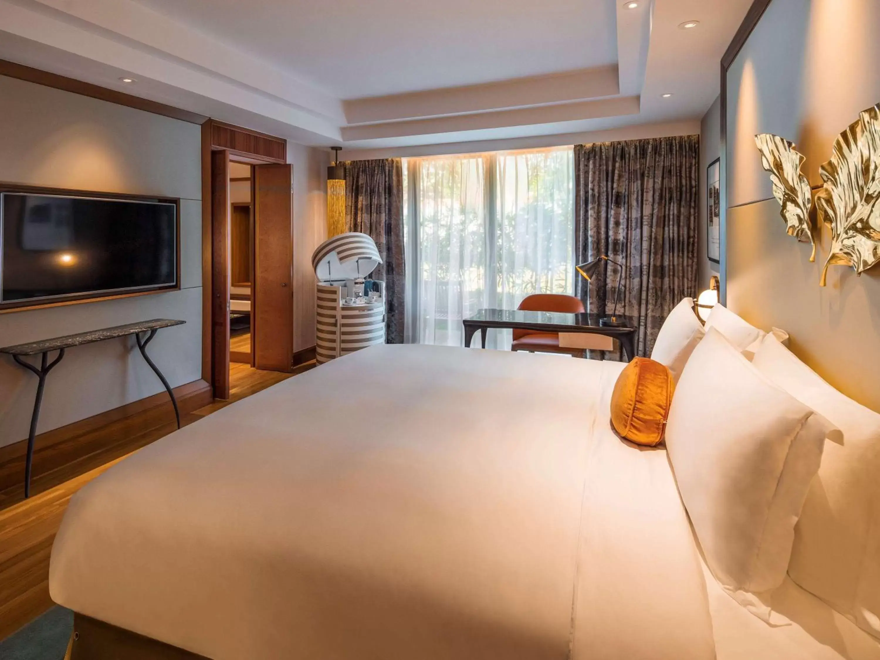 Bedroom, TV/Entertainment Center in Sofitel Singapore Sentosa Resort & Spa