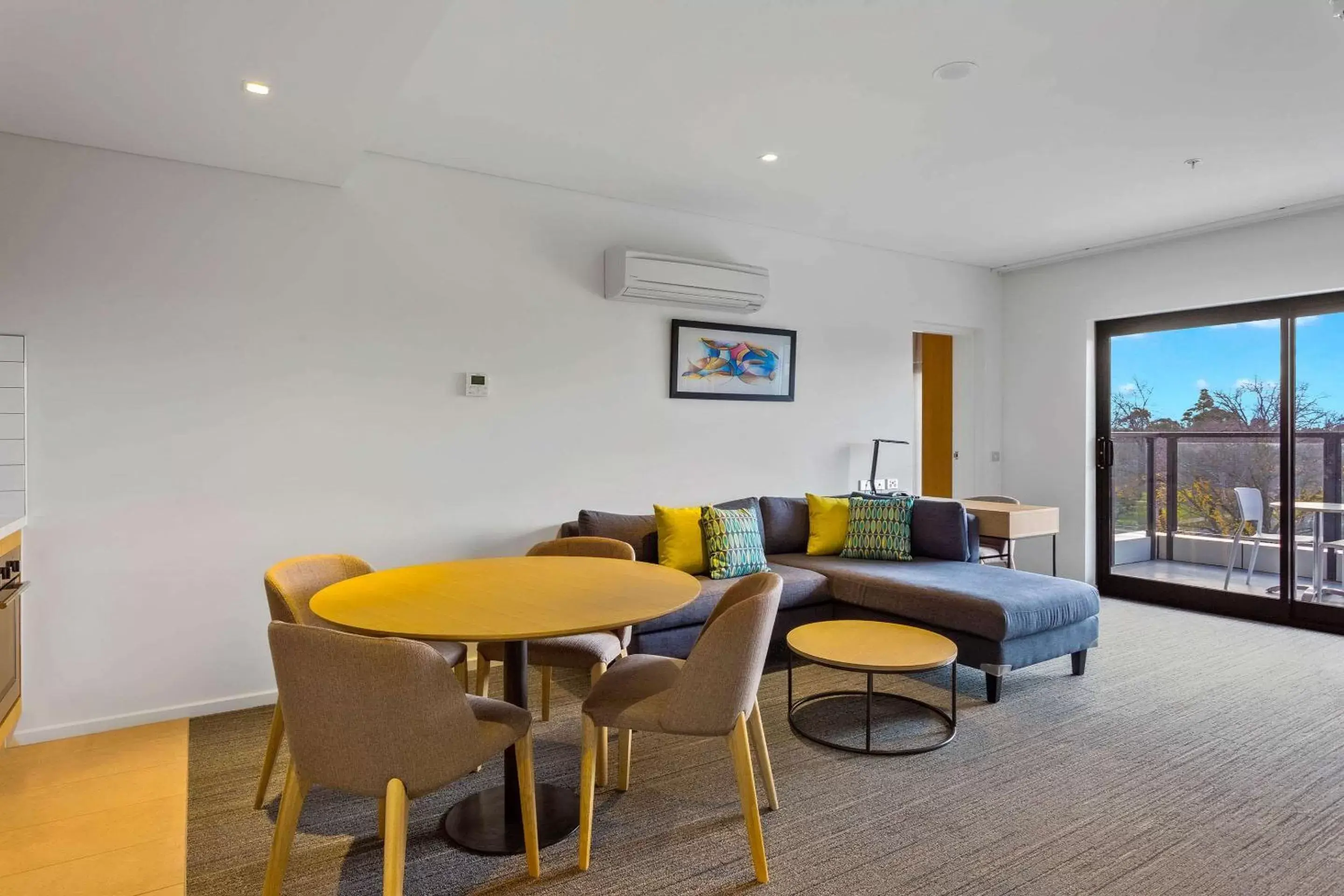 Photo of the whole room, Dining Area in Quality Hotel Lakeside