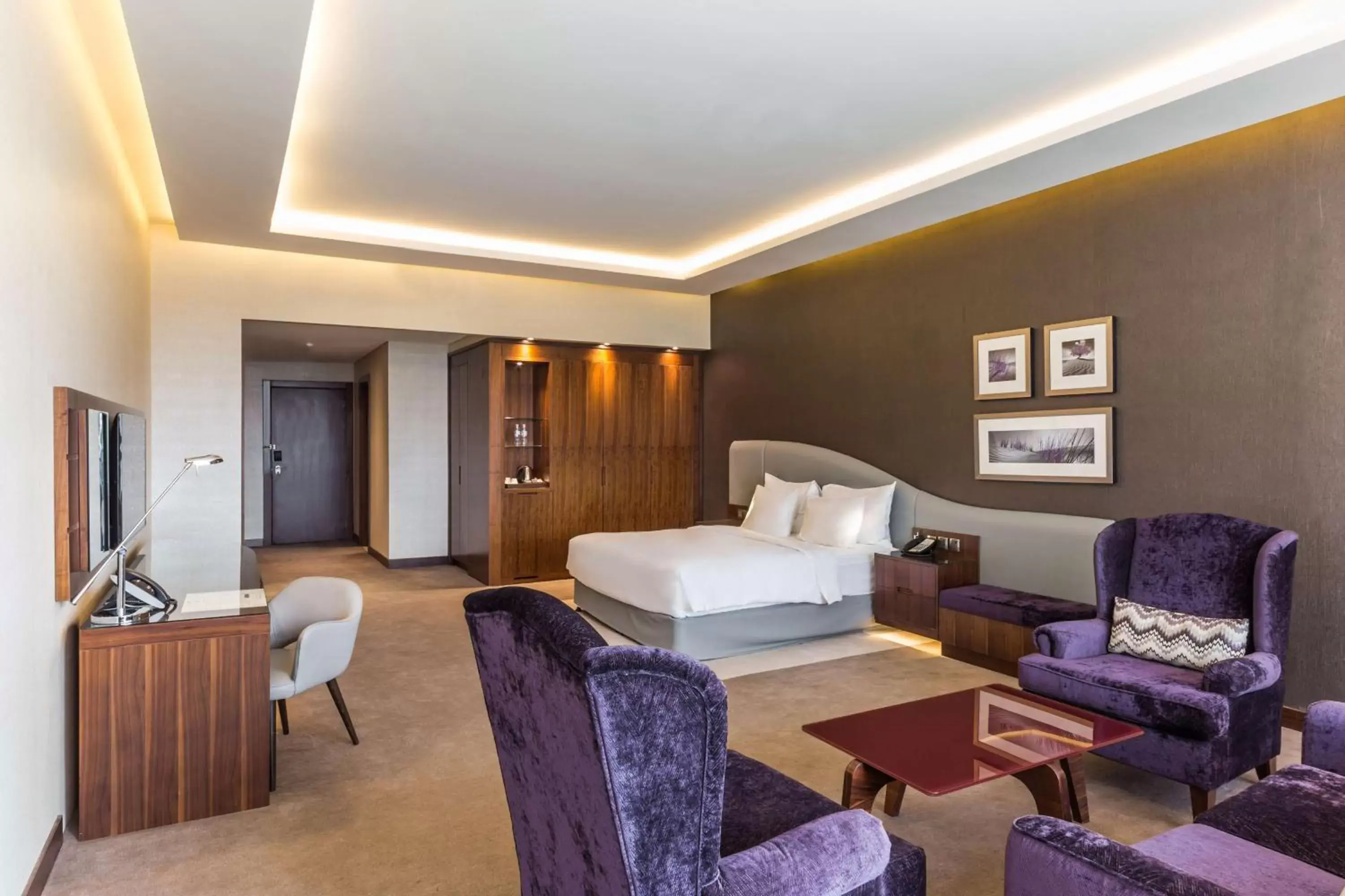 Bedroom, Seating Area in Radisson Blu Hotel, Dubai Waterfront