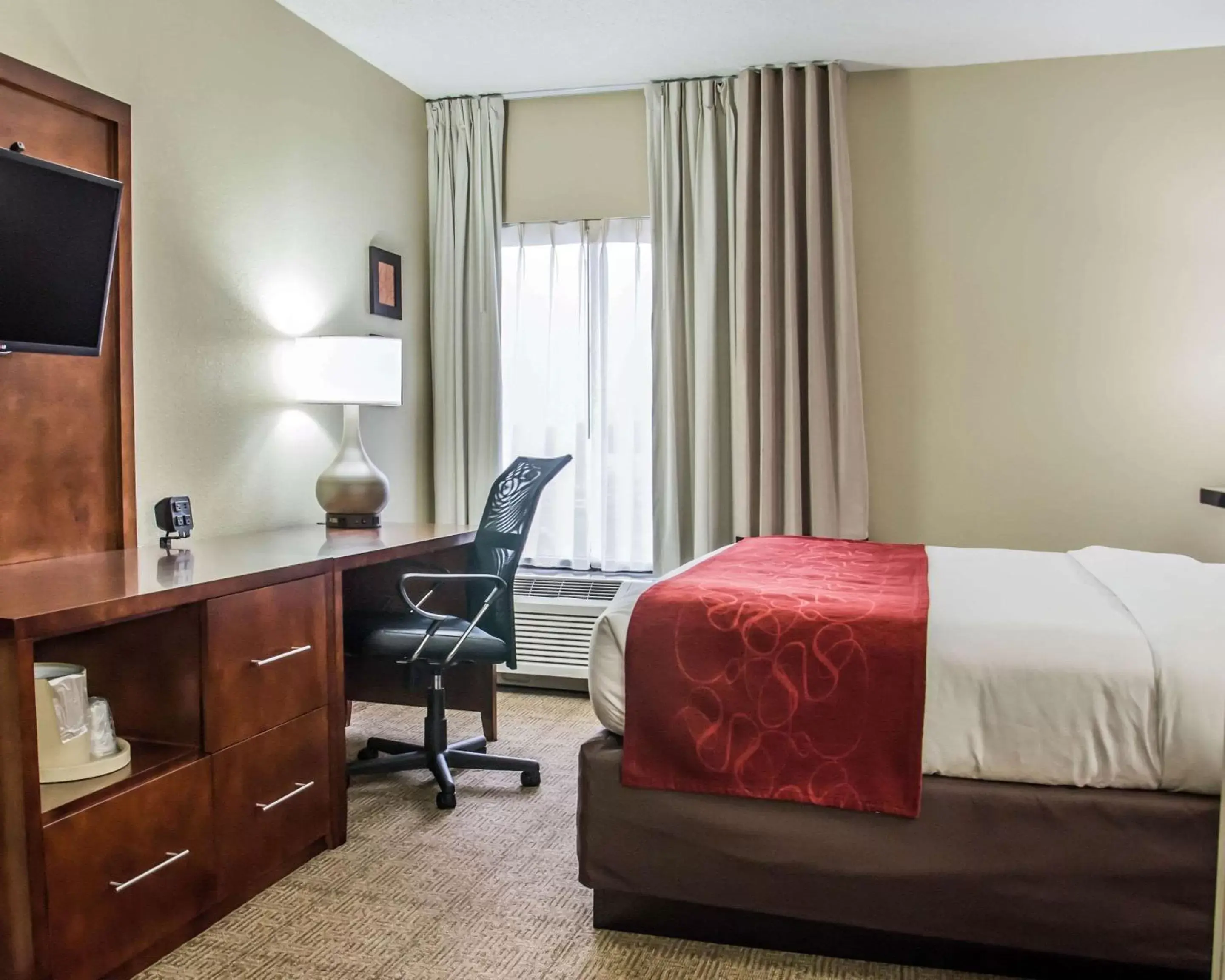 Photo of the whole room, Bed in Comfort Suites Research Park - University