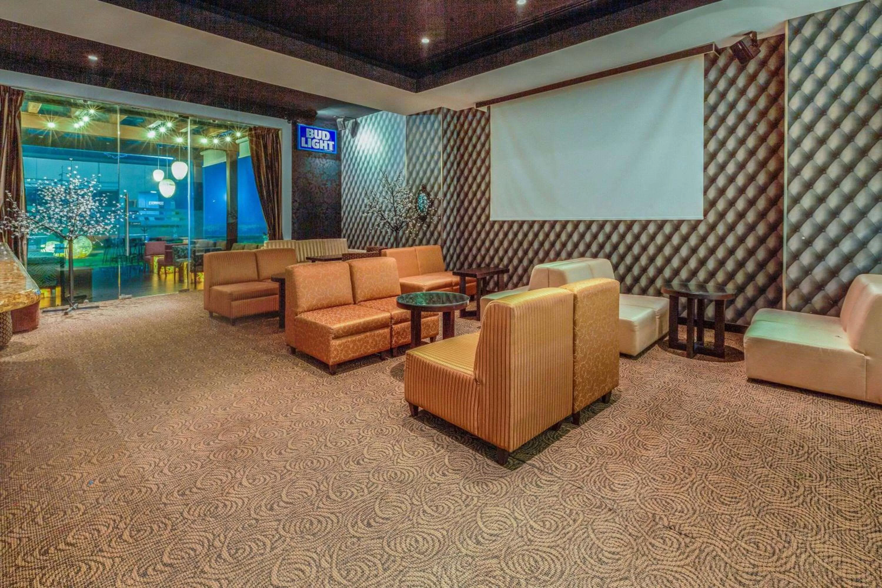 Lounge or bar in La Quinta by Wyndham Poza Rica