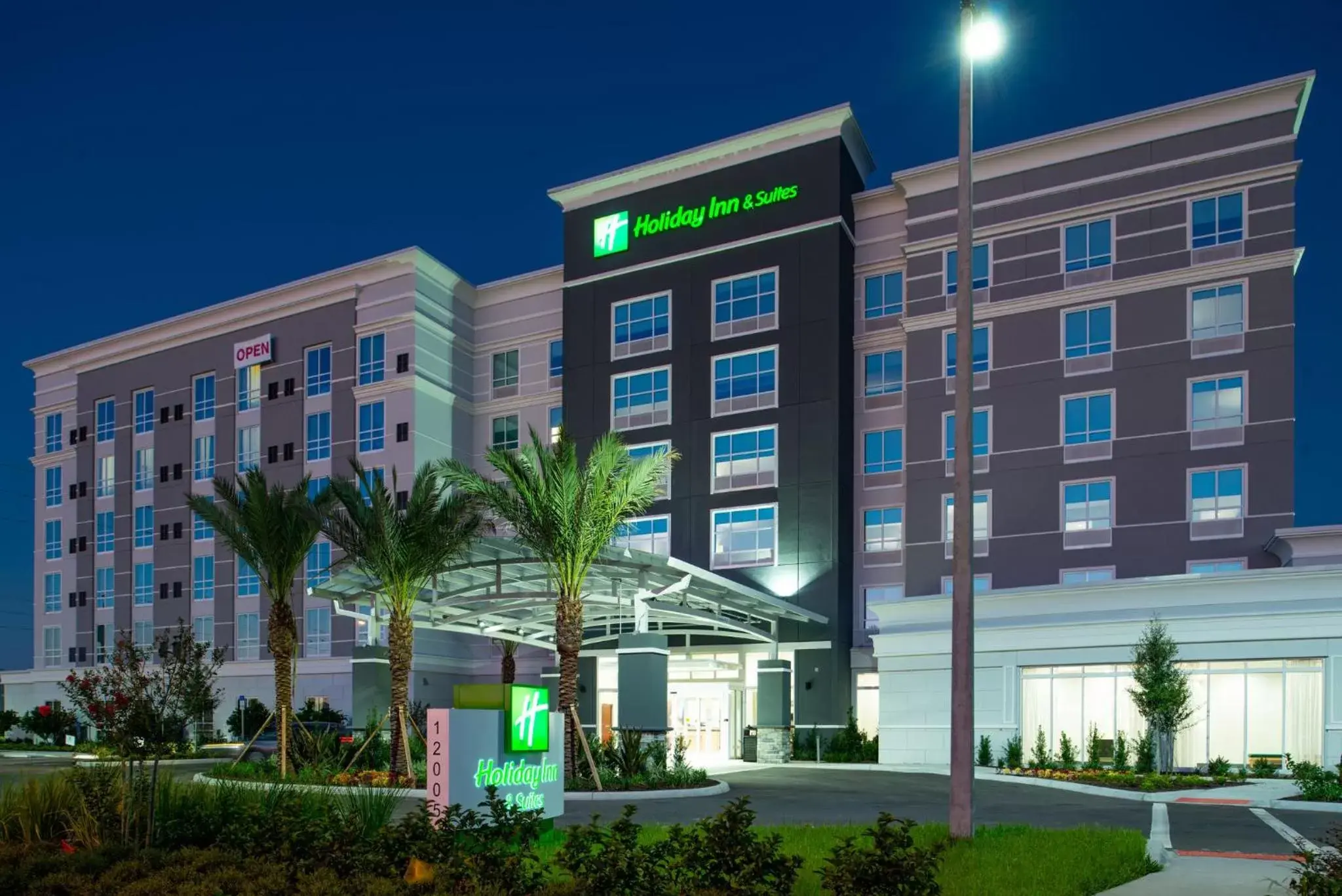 Property Building in Holiday Inn & Suites Orlando - International Dr S, an IHG Hotel