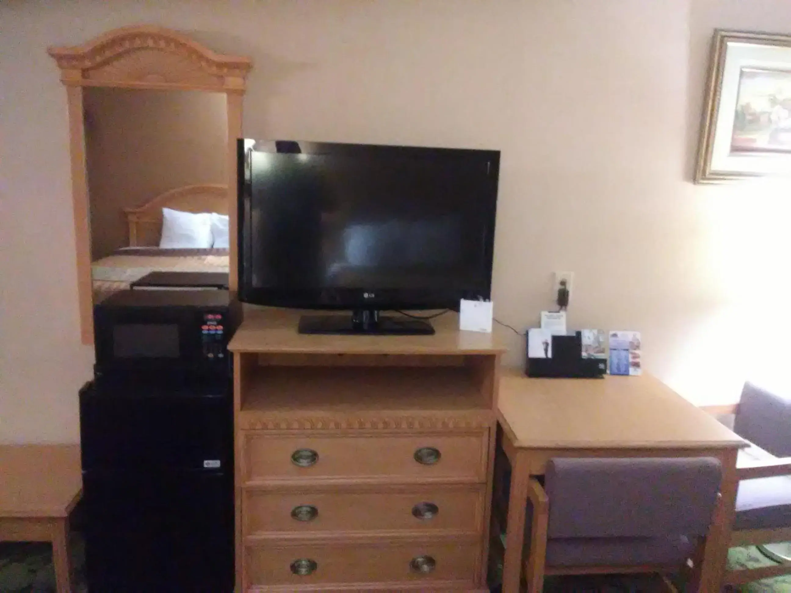 TV and multimedia, TV/Entertainment Center in Travelodge by Wyndham Bloomington