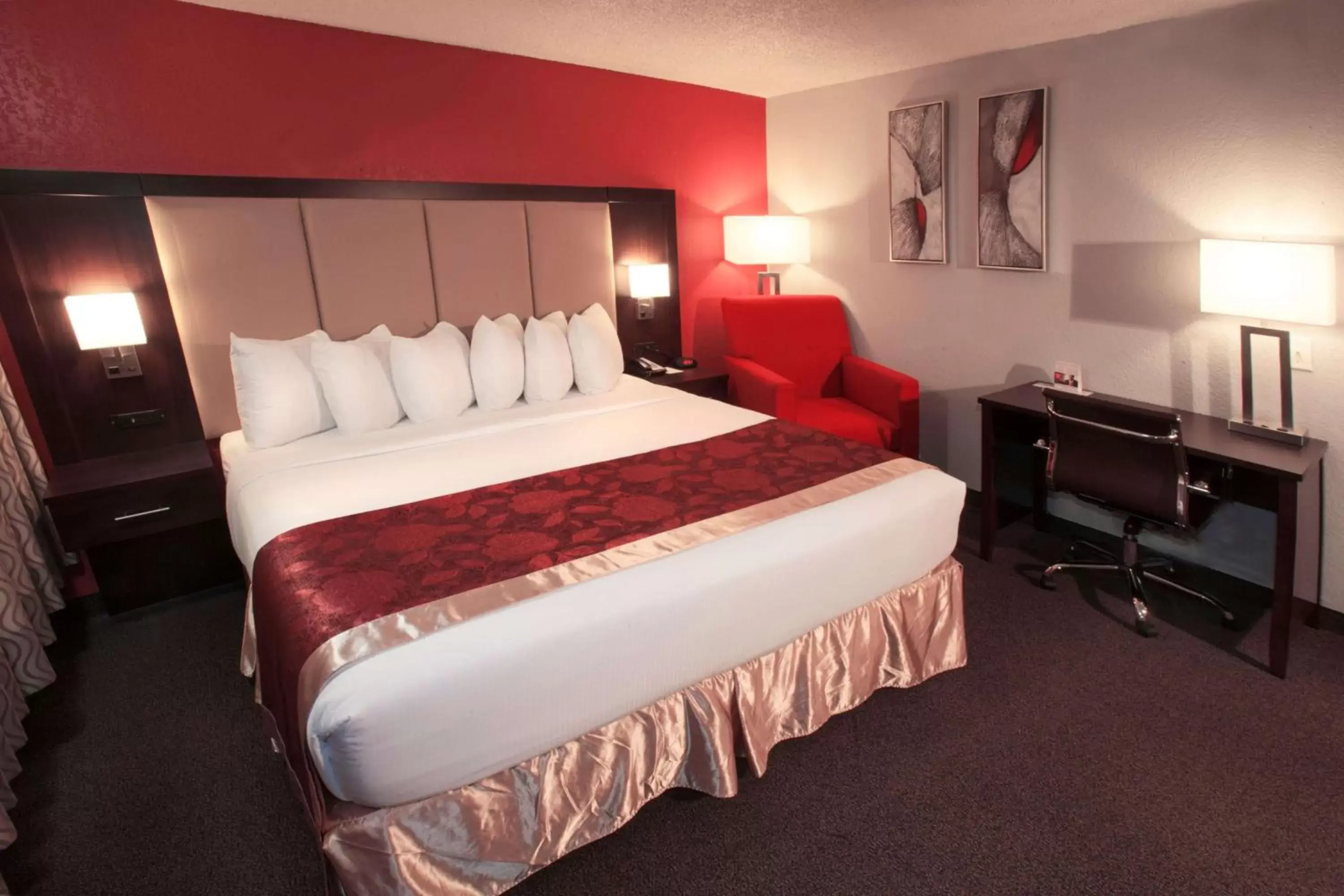 Photo of the whole room, Bed in Ramada by Wyndham Keystone Near Mt Rushmore