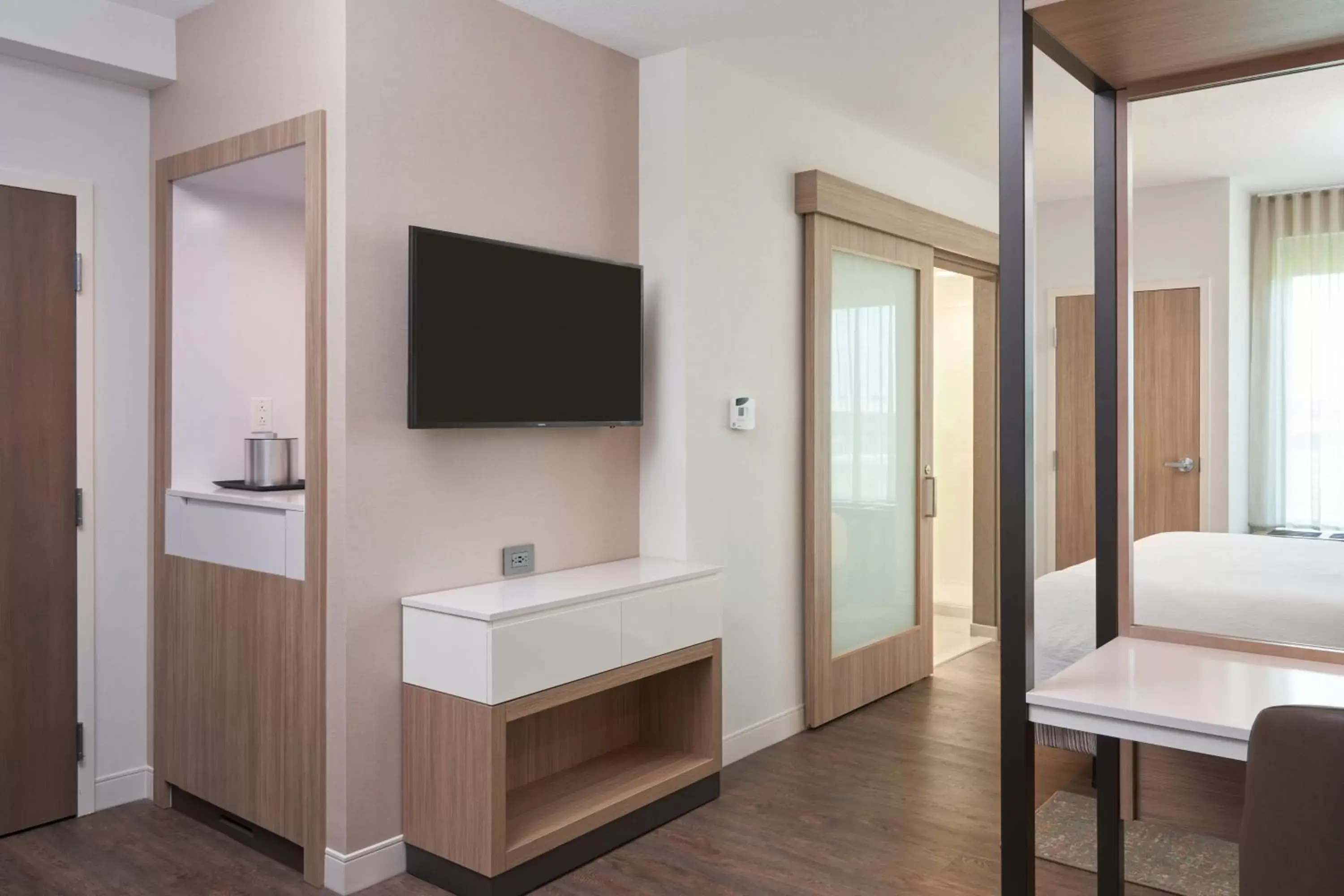 Bedroom, TV/Entertainment Center in SpringHill Suites by Marriott Orlando Lake Nona