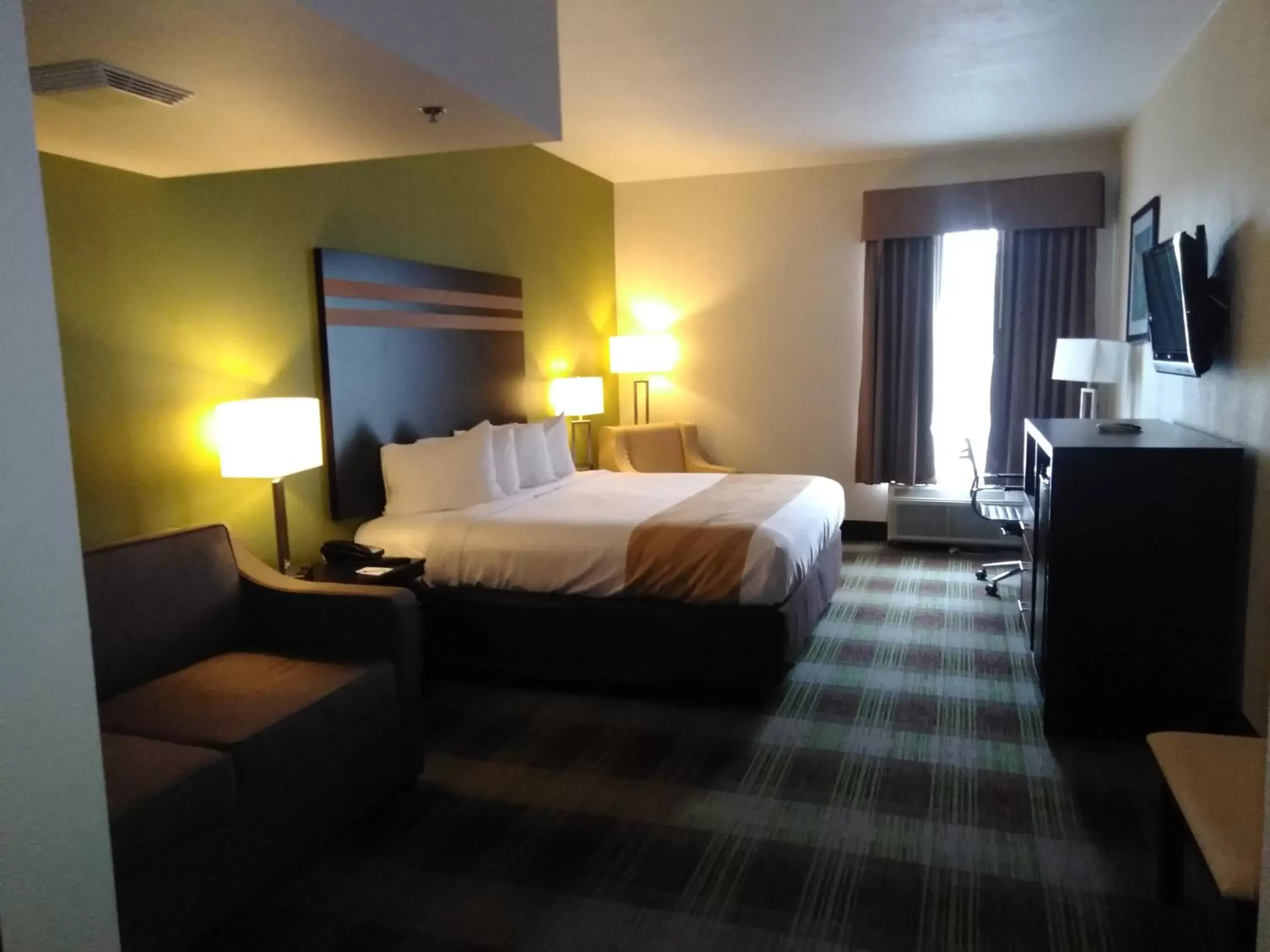 Photo of the whole room, Bed in Quality Inn & Suites