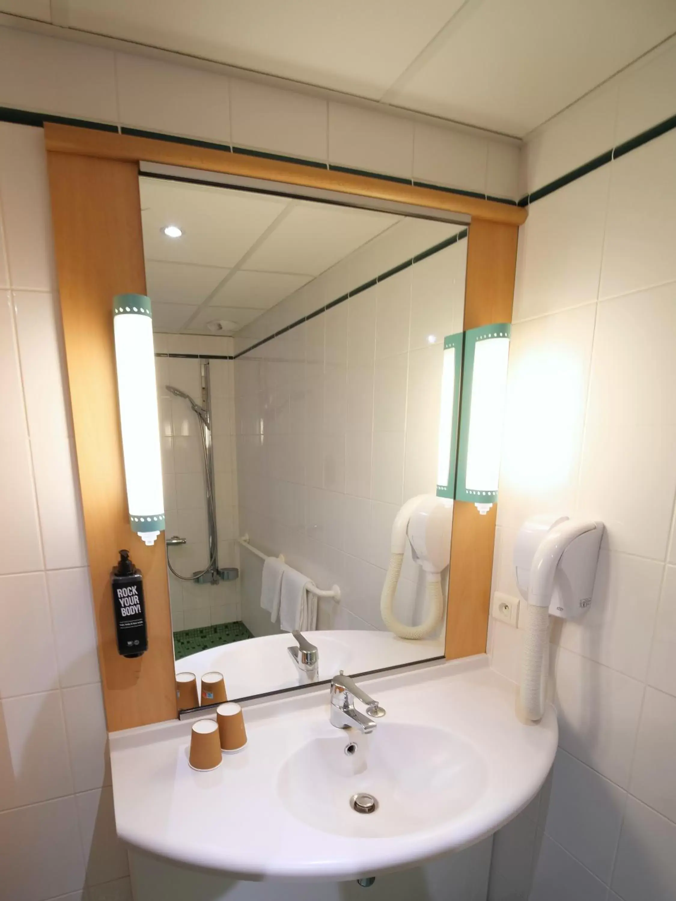 Bathroom in ibis Chartres Ouest Luce