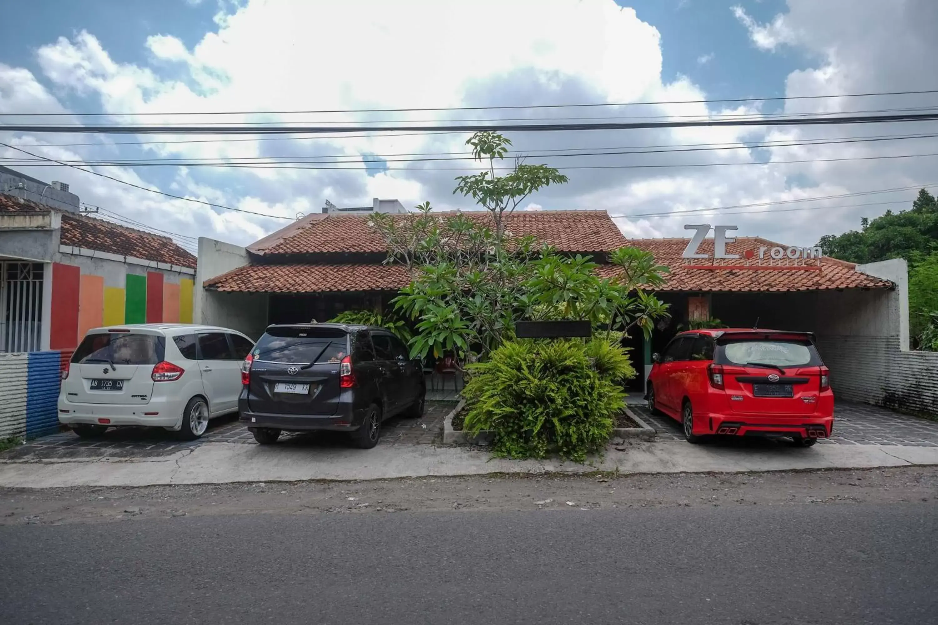 Property building in RedDoorz near Lotte Mart Maguwoharjo Yogyakarta