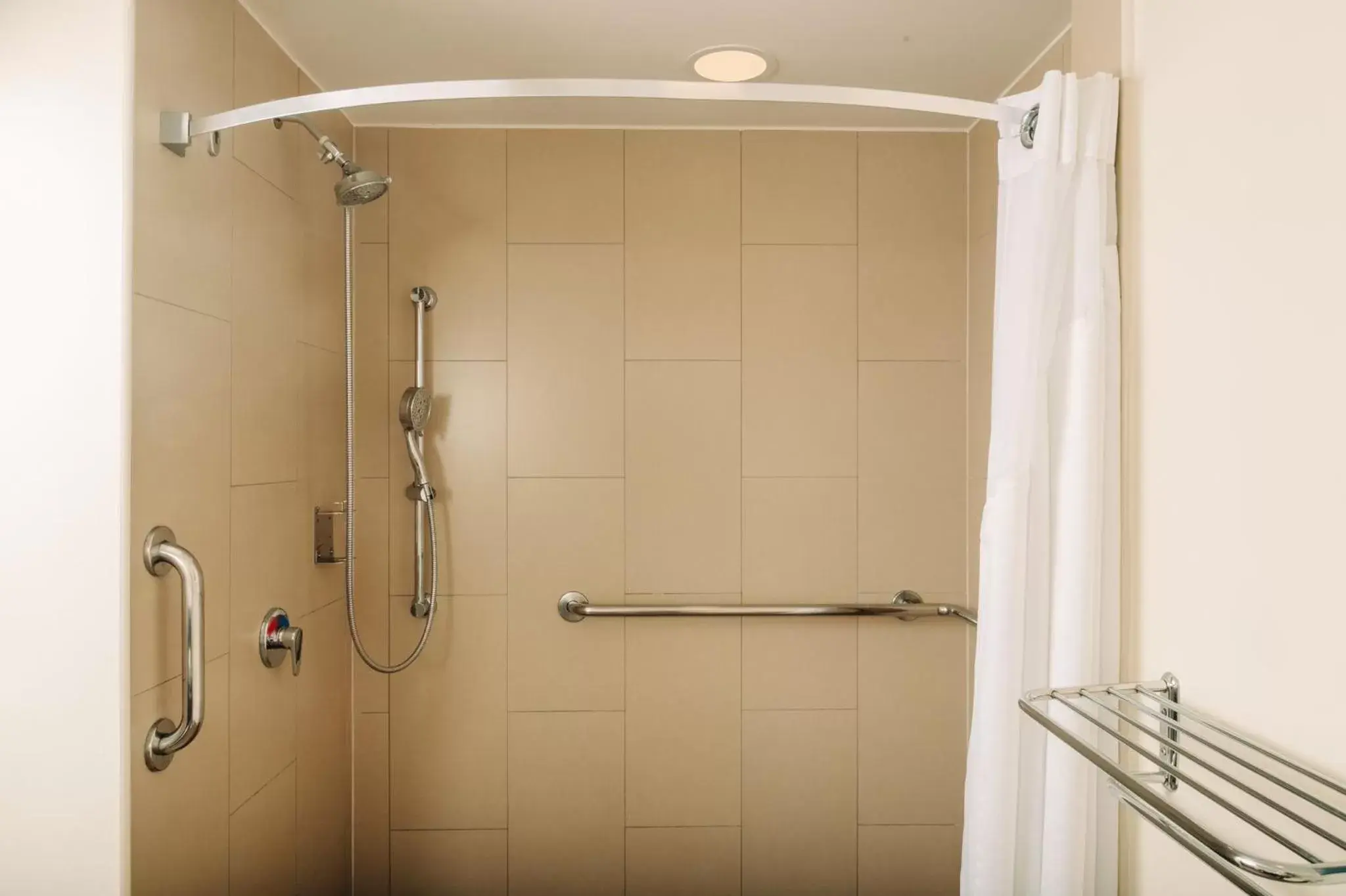 King Room - single occupancy - Mobility Access/Roll in Shower - Non-Smoking in Holiday Inn San Salvador by IHG King Room - single occupancy - Mobility Access/Roll in Shower - Non-Smoking in Holiday Inn San Salvador by IHG