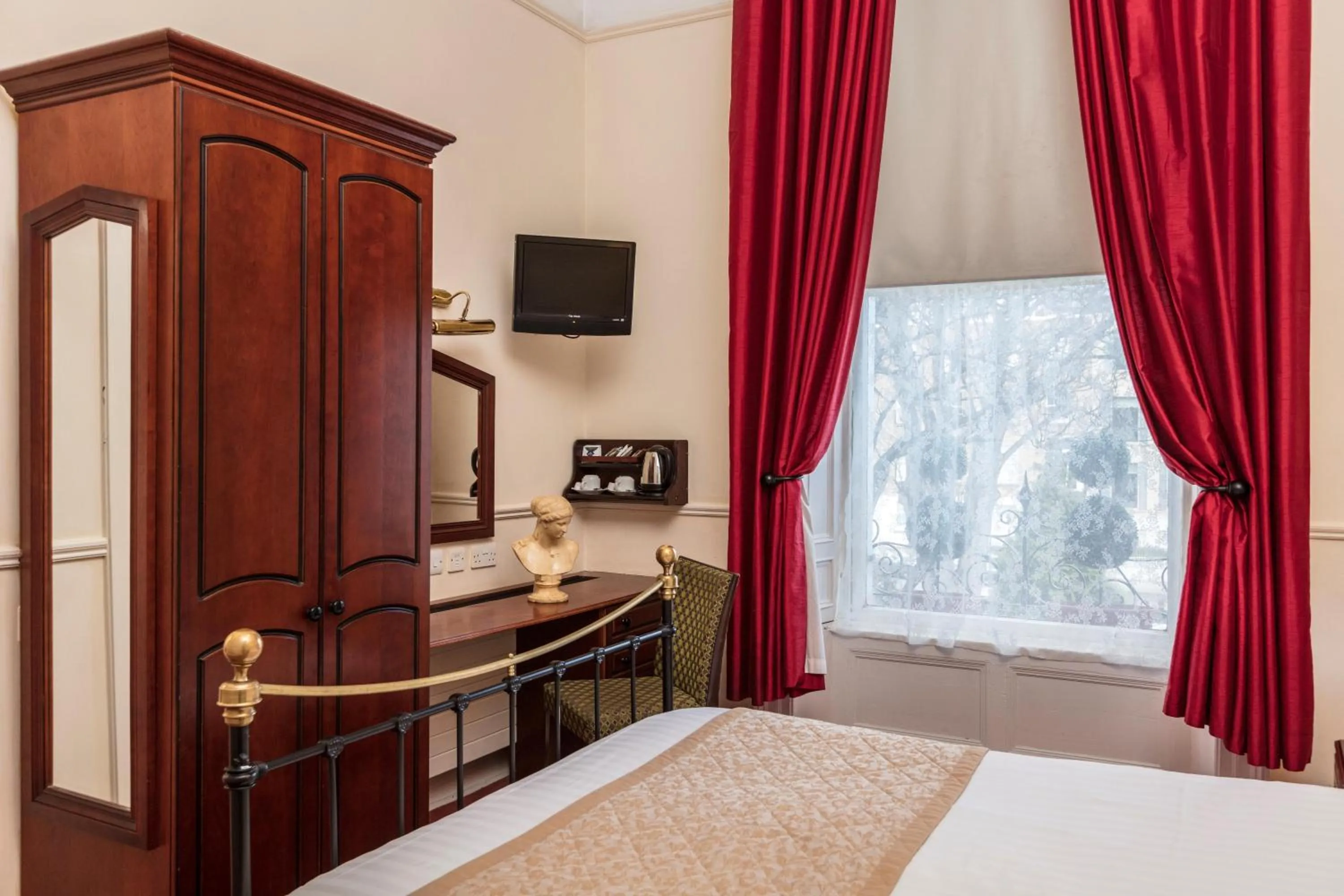 Bedroom, Bed in The Lansdowne Hotel