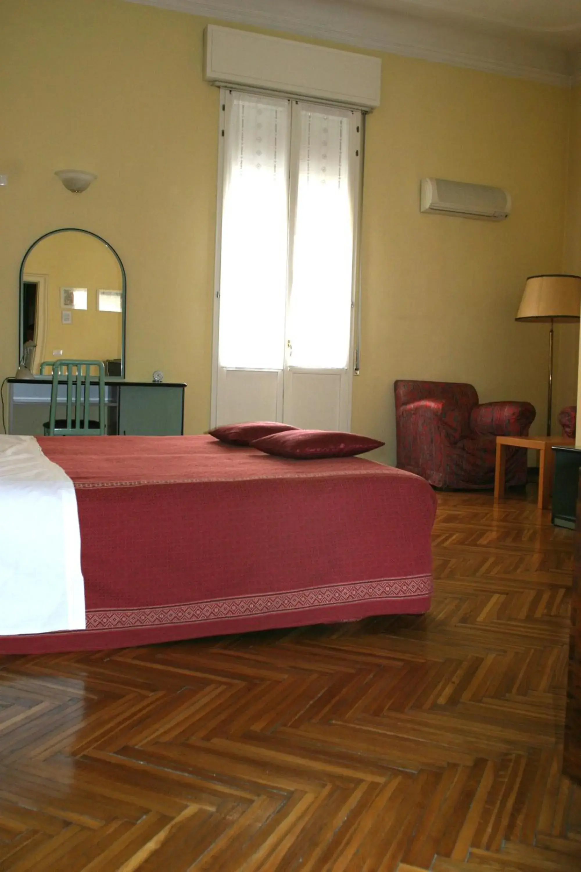 Bed, Seating Area in Hotel Panorama Bologna