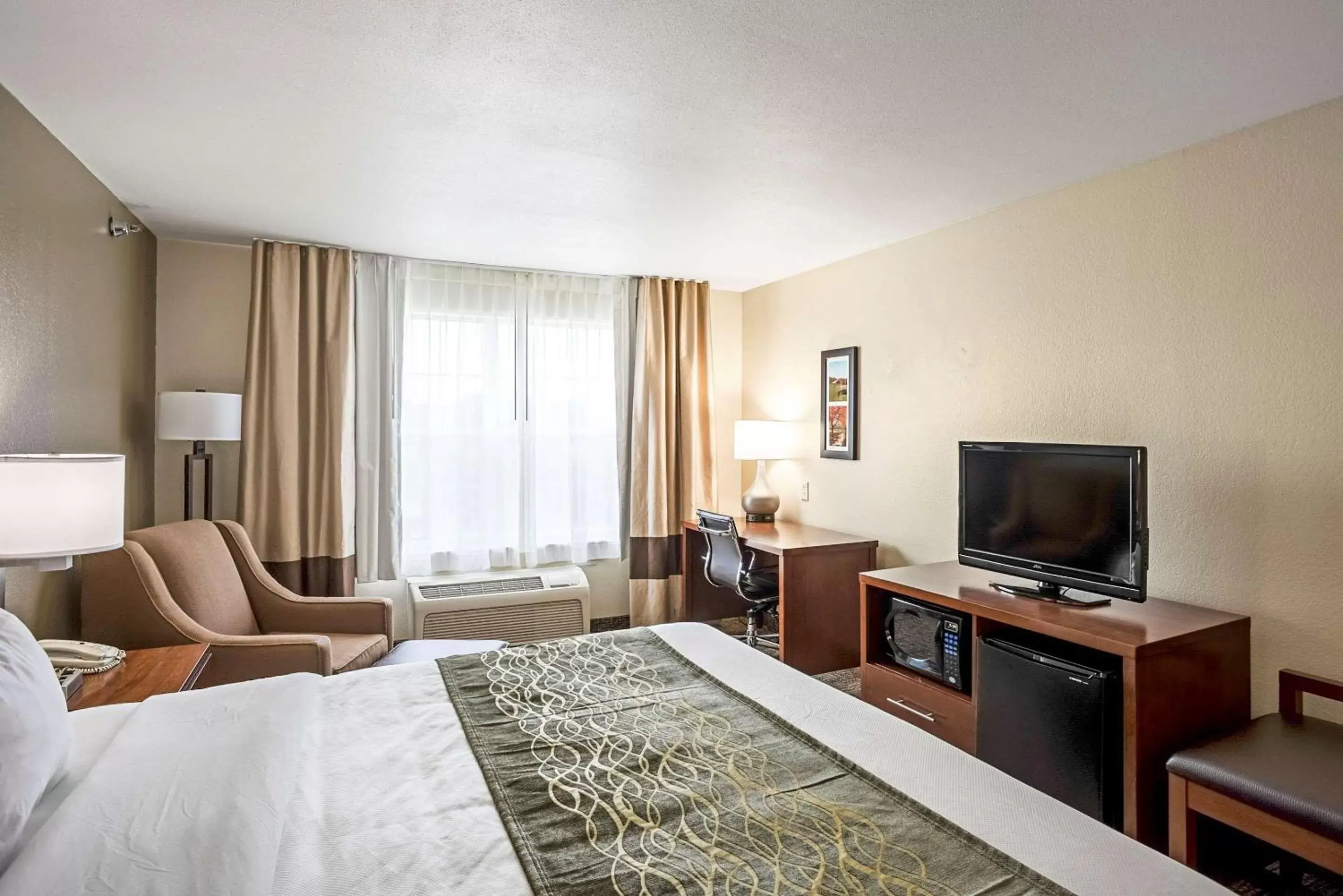 Photo of the whole room, TV/Entertainment Center in Comfort Inn & Suites Independence