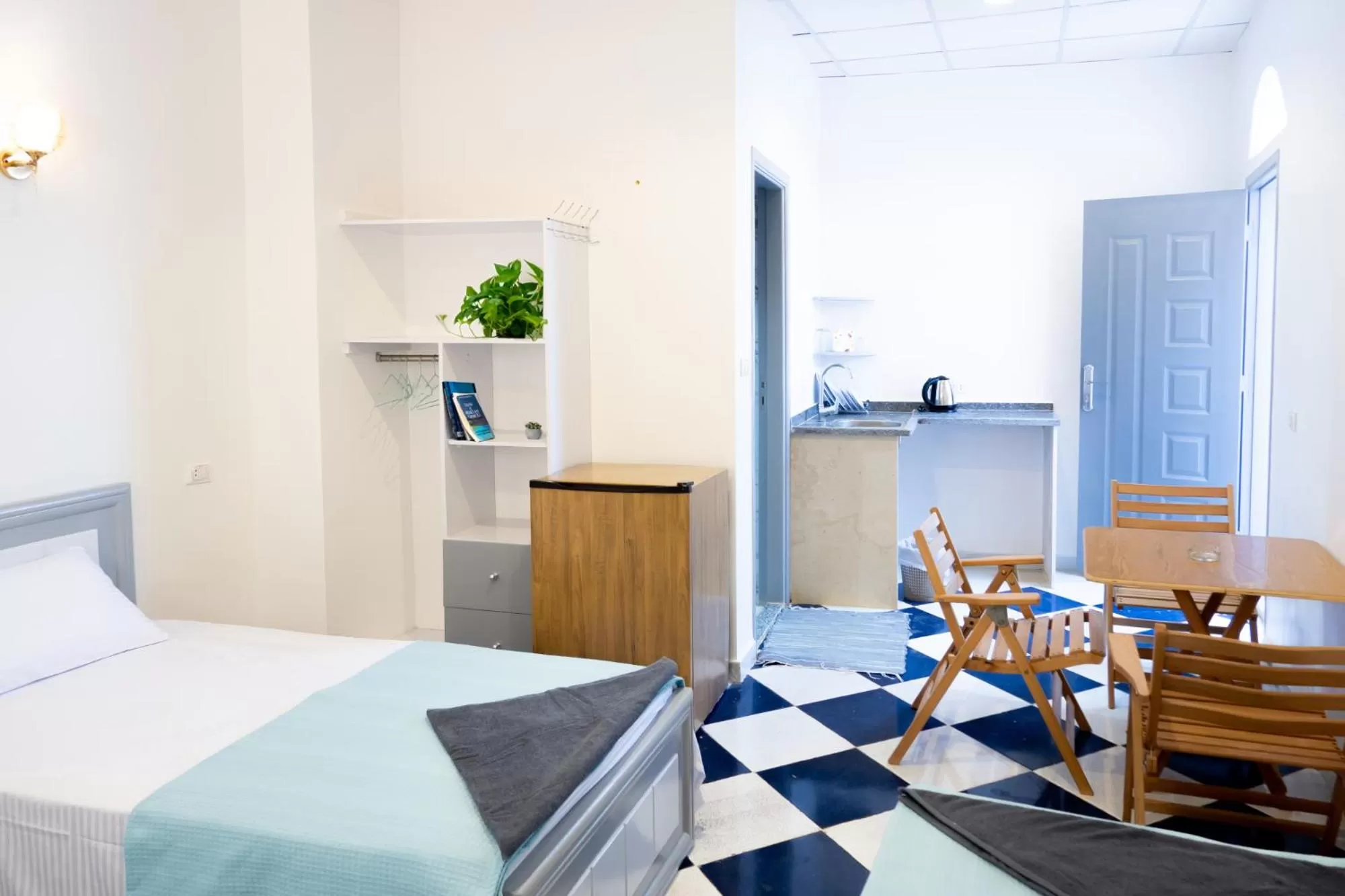 Standard Triple Studio in White Flat Studios