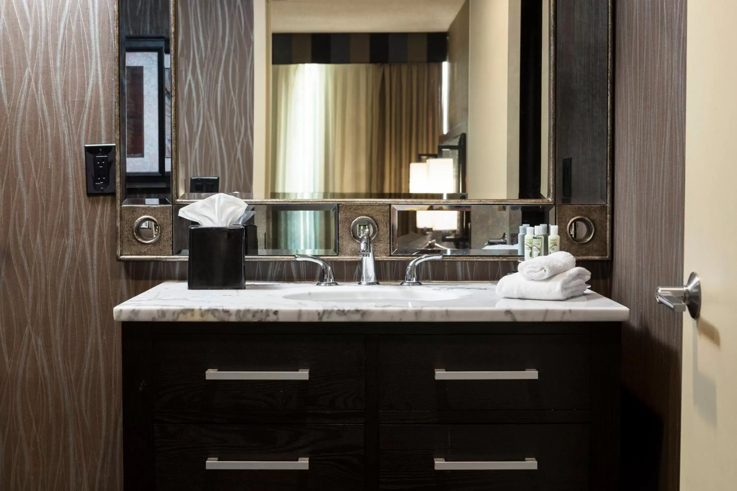 Bedroom, Bathroom in Holiday Inn Hotel & Suites Des Moines-Northwest, an IHG Hotel
