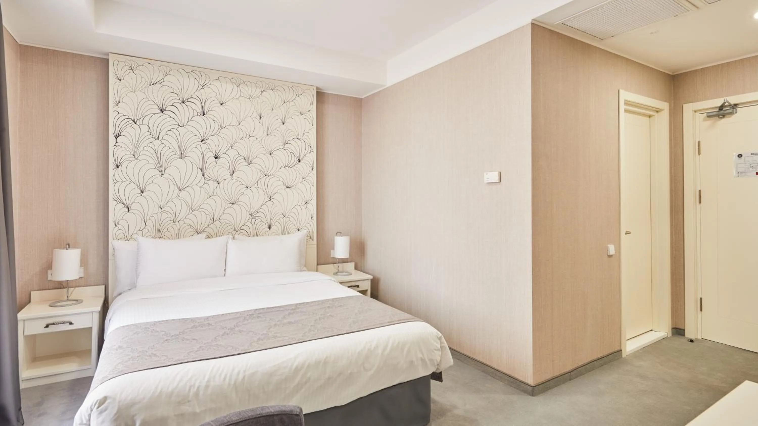 Bedroom, Bed in Gallery Palace Hotel