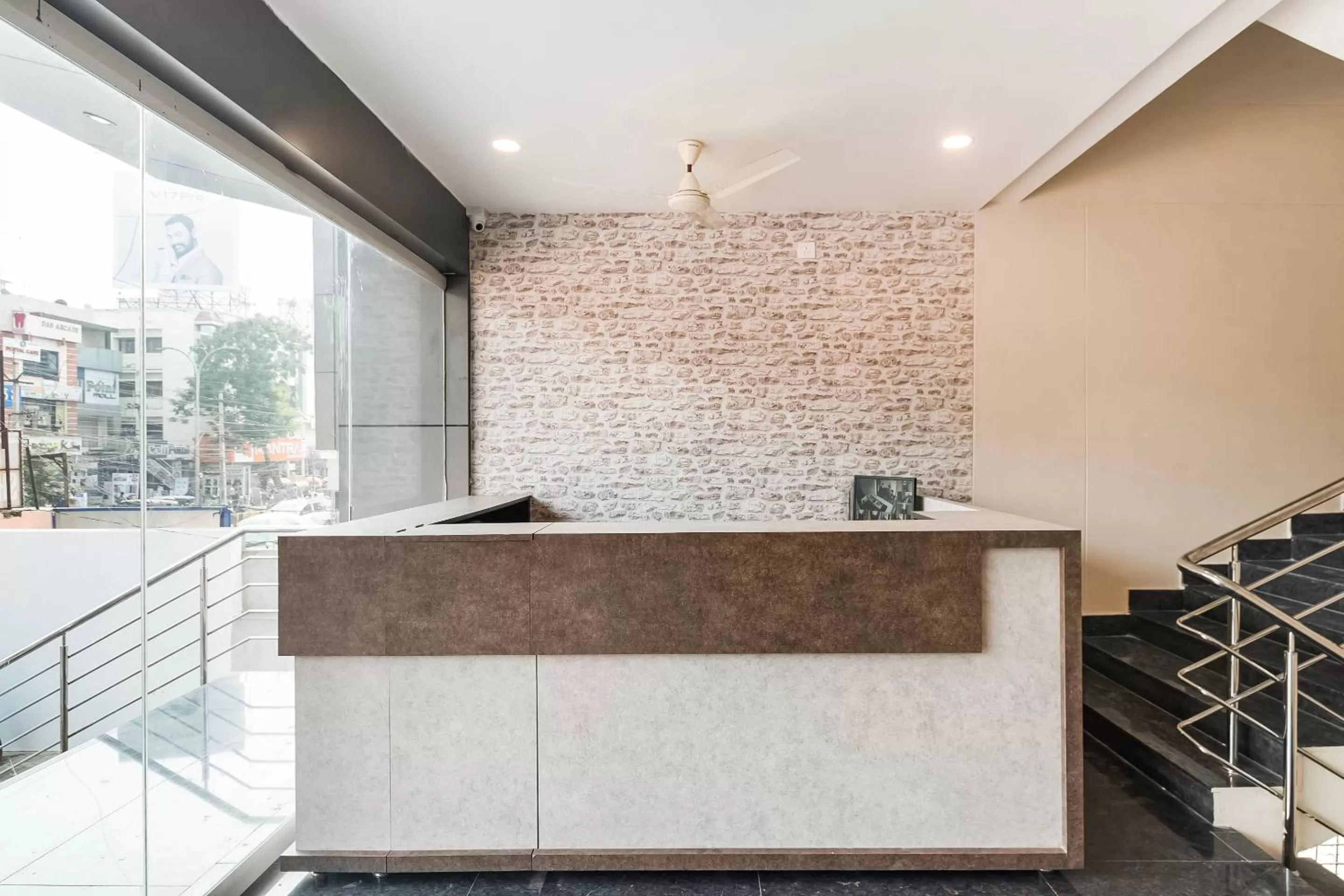 Lobby or reception, Kitchen/Kitchenette in Capital O Hotel Green Tree